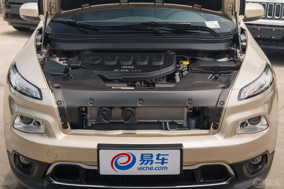 自由光2.0L 两驱 优越版发动机舱整体