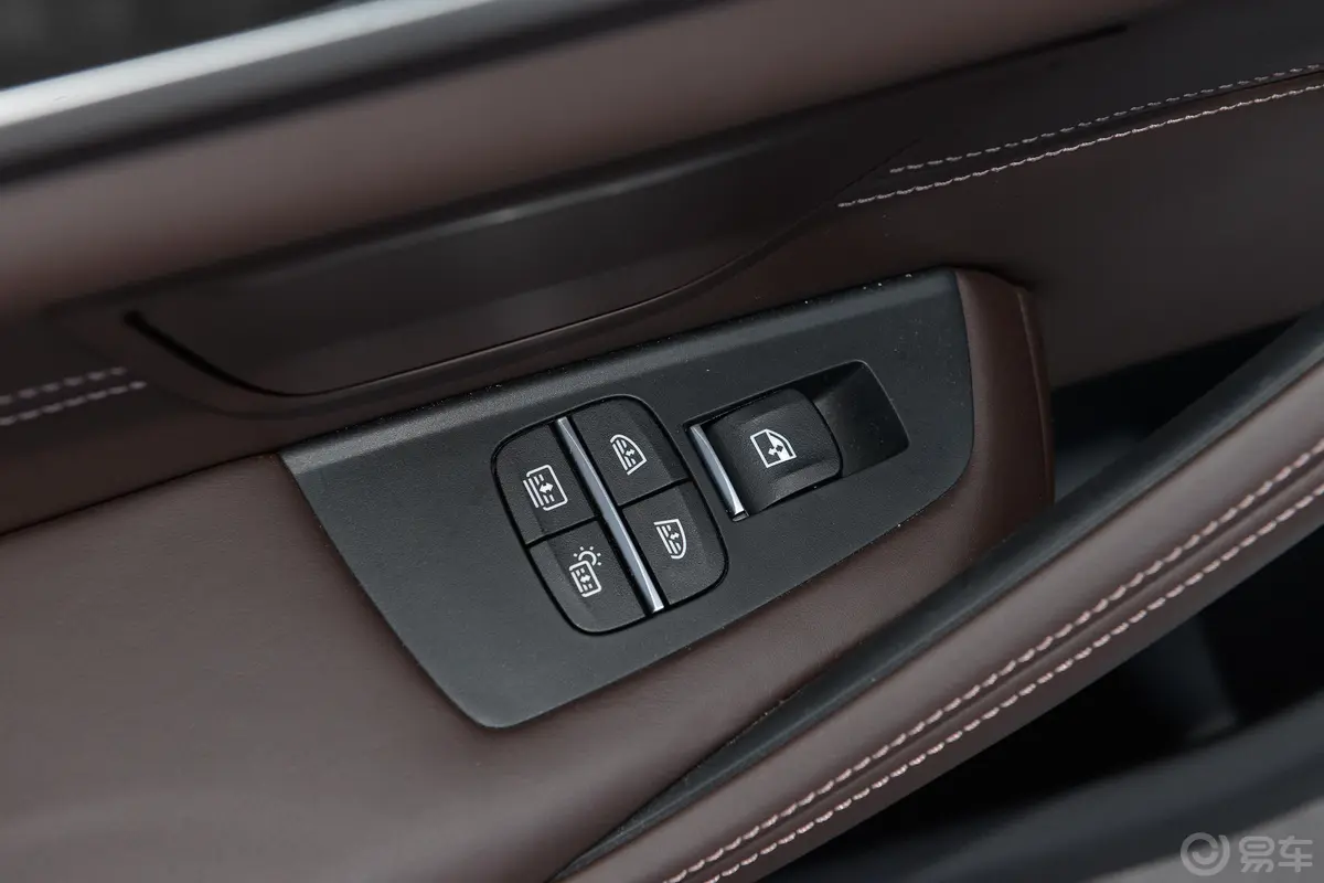 宝马5系530Li xDrive M运动套装后车窗调节