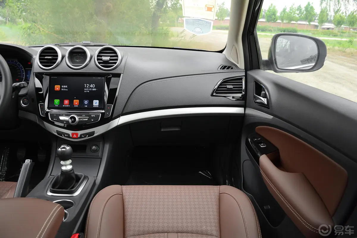 比亚迪S71.5TI 手动 尊贵版副驾驶位区域