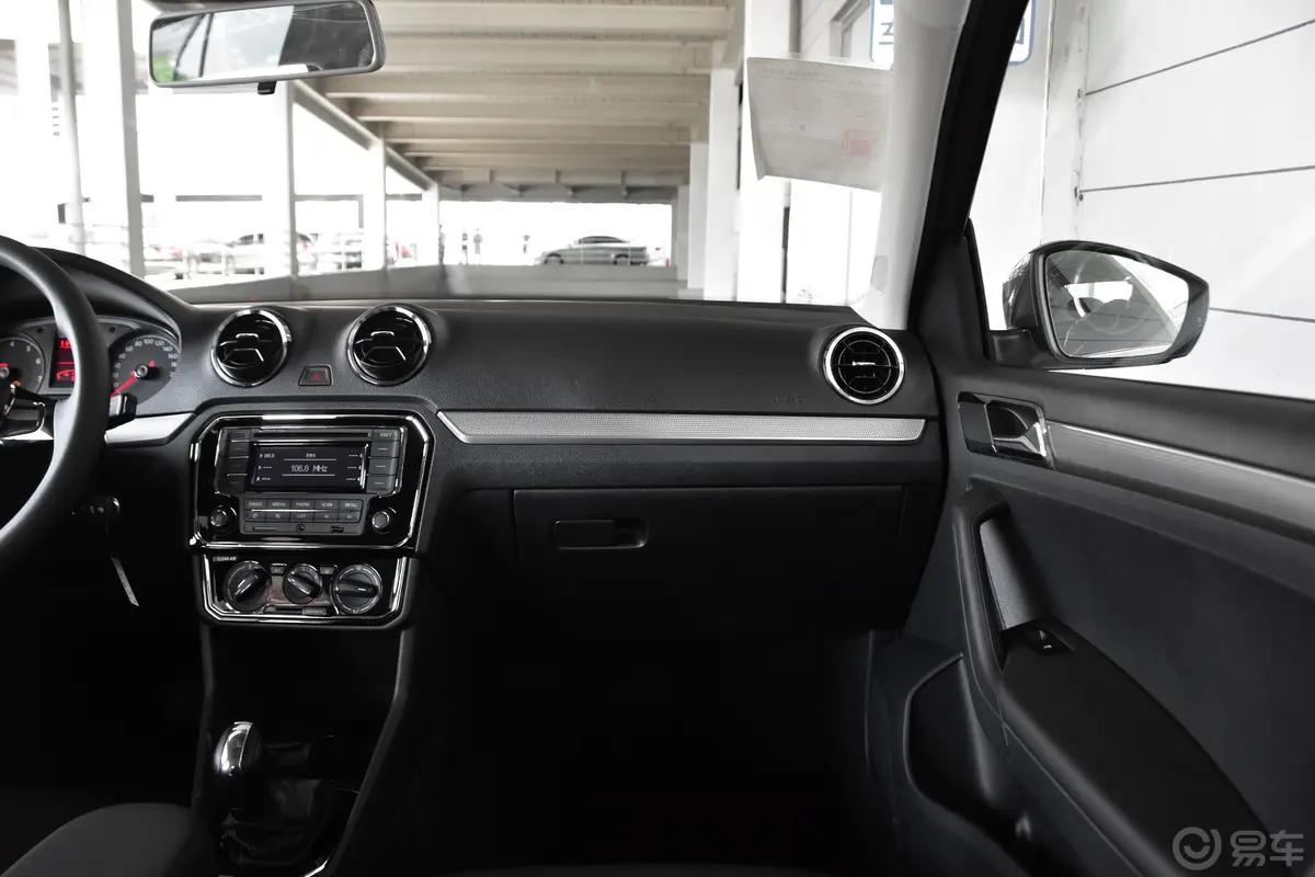 捷达1.5L 自动 舒适版副驾驶位区域