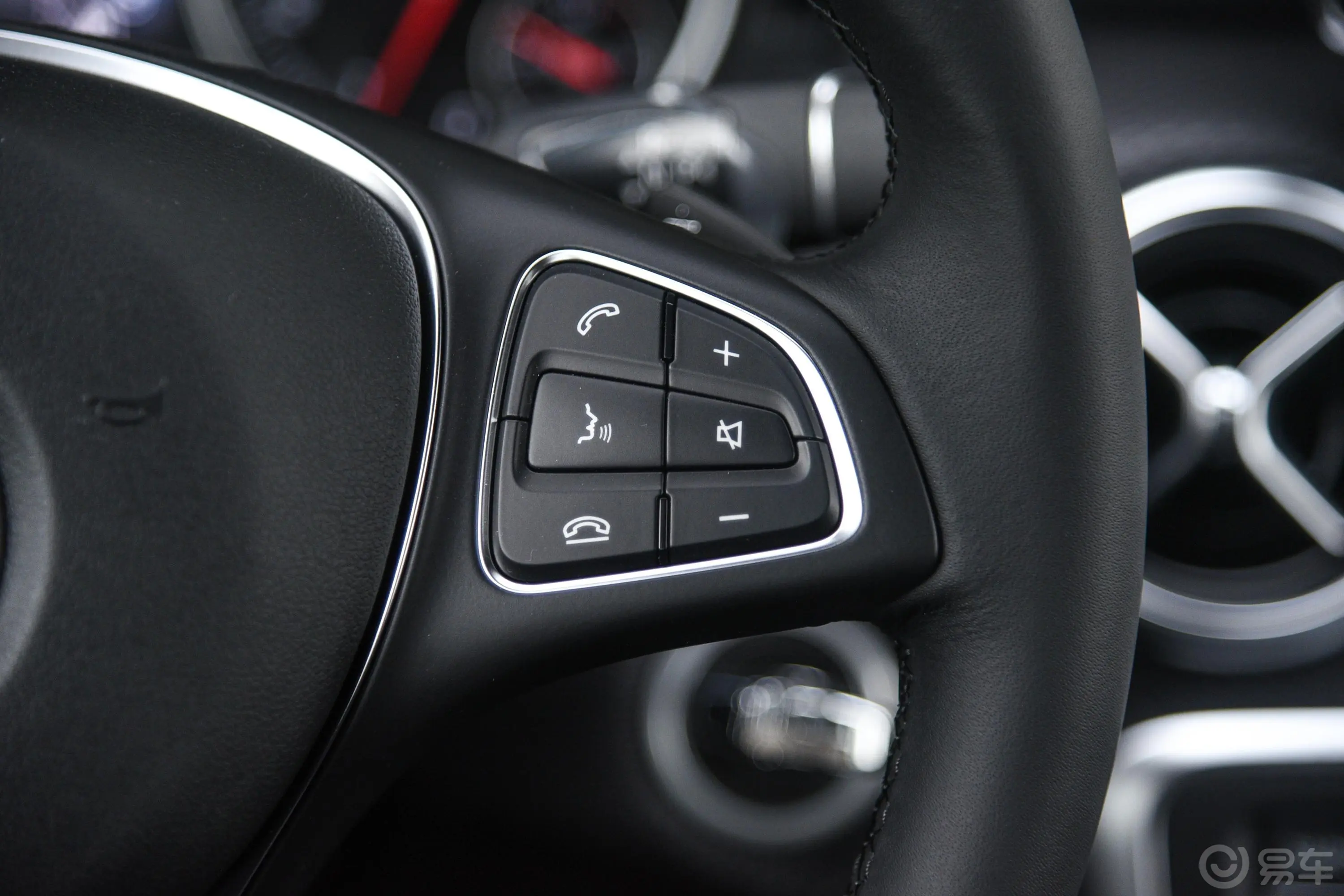 奔驰A级(进口)A 200 动感版右侧方向盘功能按键