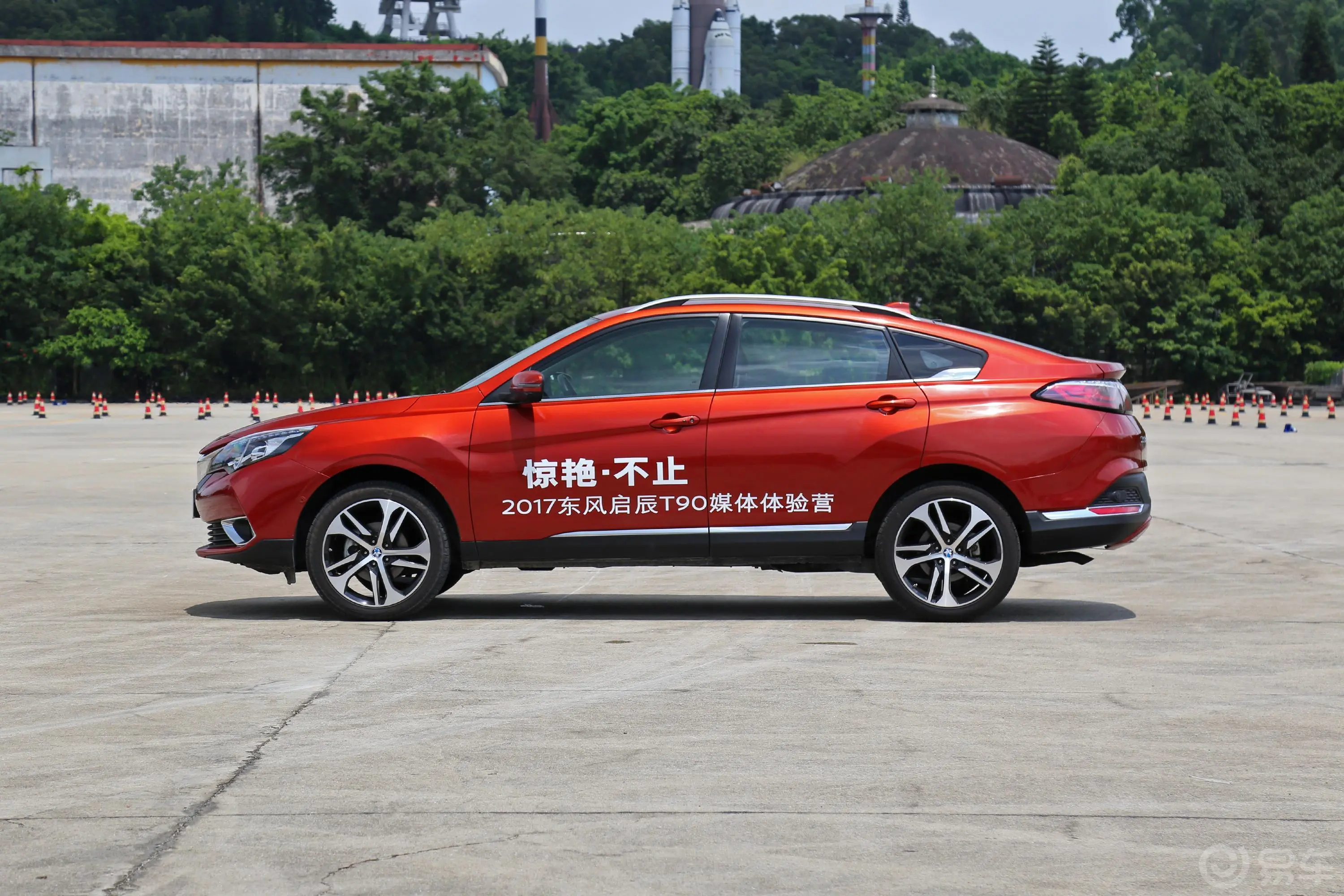 启辰T902.0L CVT 领尚版正侧车头向右水平