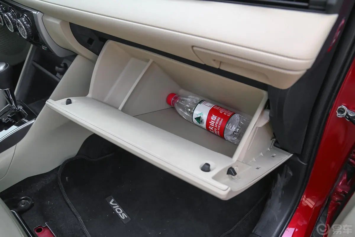 威驰1.5L CVT 尊行版手套箱空间水瓶横置