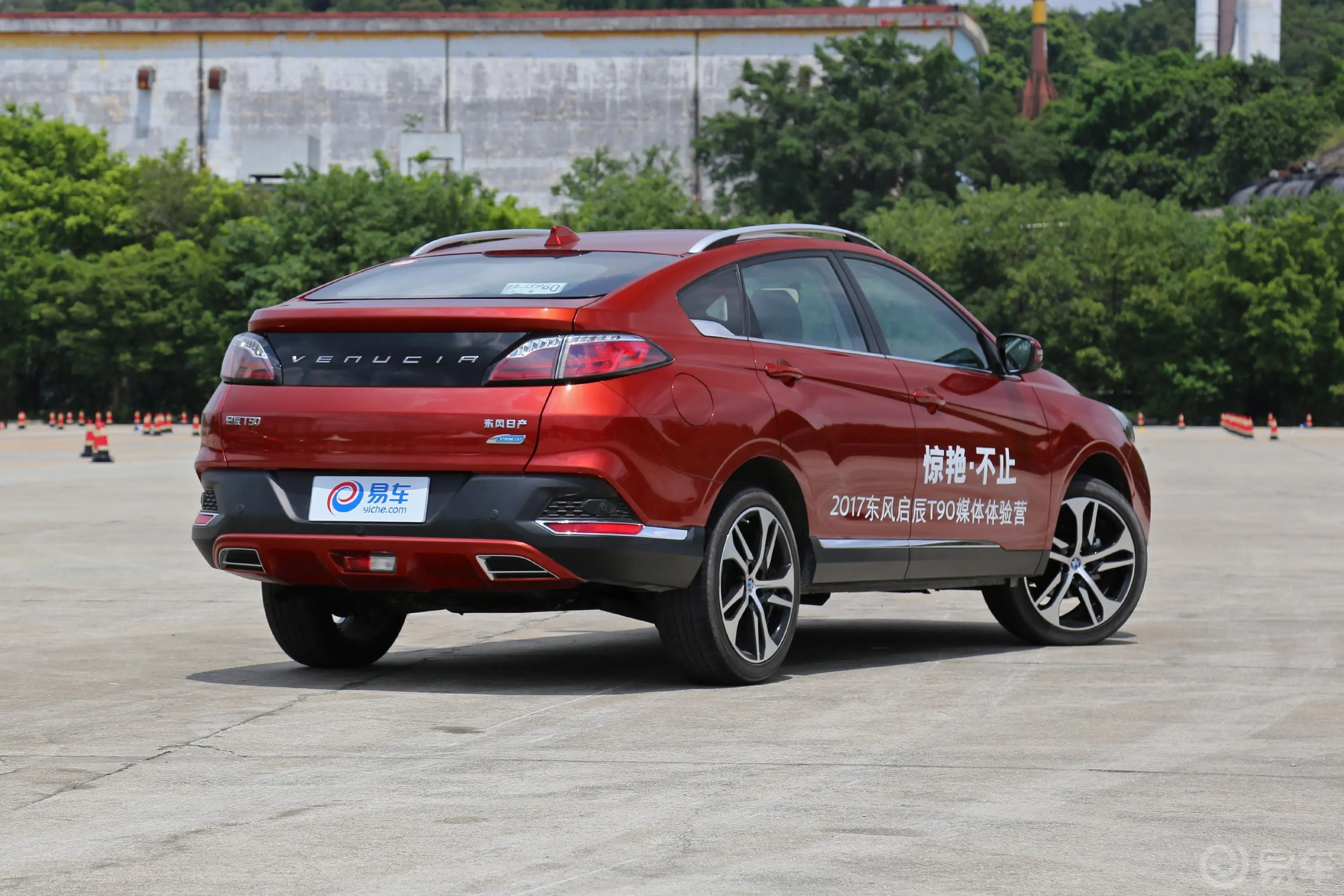 启辰T902.0L CVT 领尚版侧后45度车头向右水平