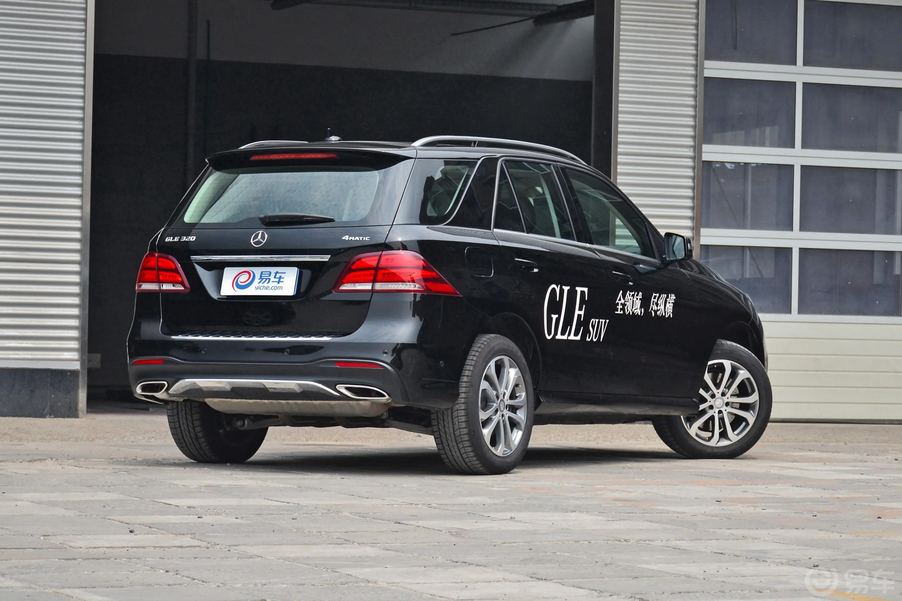 奔驰GLEGLE 320 4MATIC 豪华版侧后45度车头向右水平