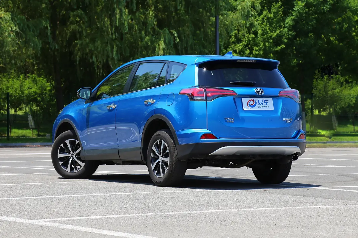 RAV4荣放2.0L CVT 四驱 新锐版 国V侧后45度车头向左水平