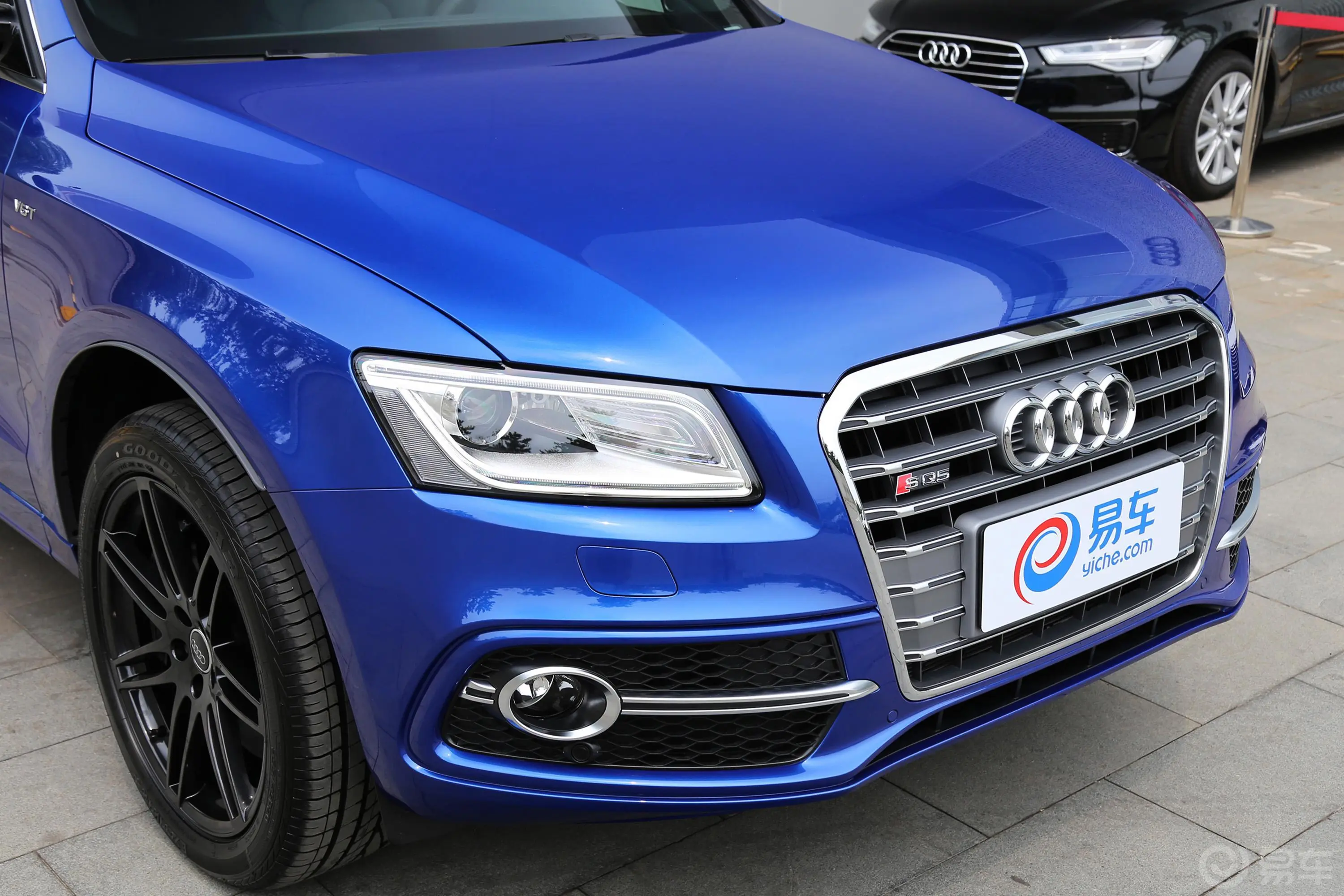 奥迪SQ53.0TFSI quattro前格栅侧俯拍