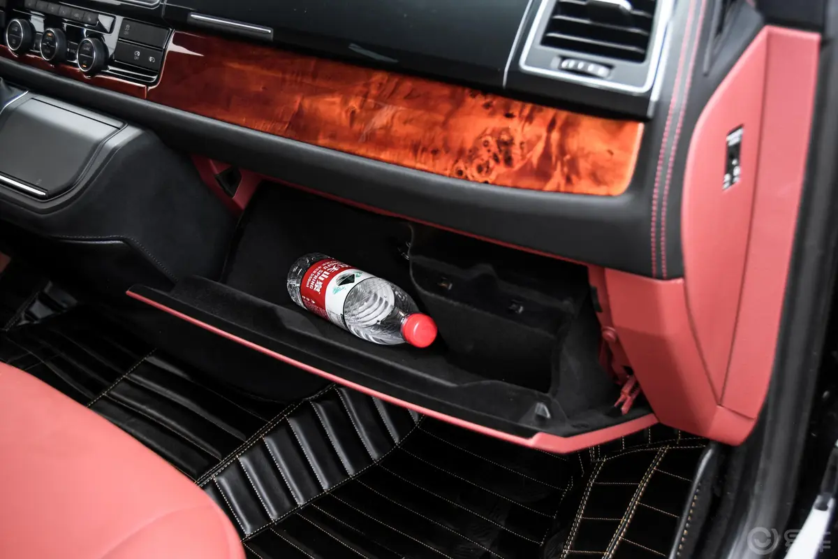 中欧房车凯路威2.0T 双离合 定制型手套箱空间水瓶横置