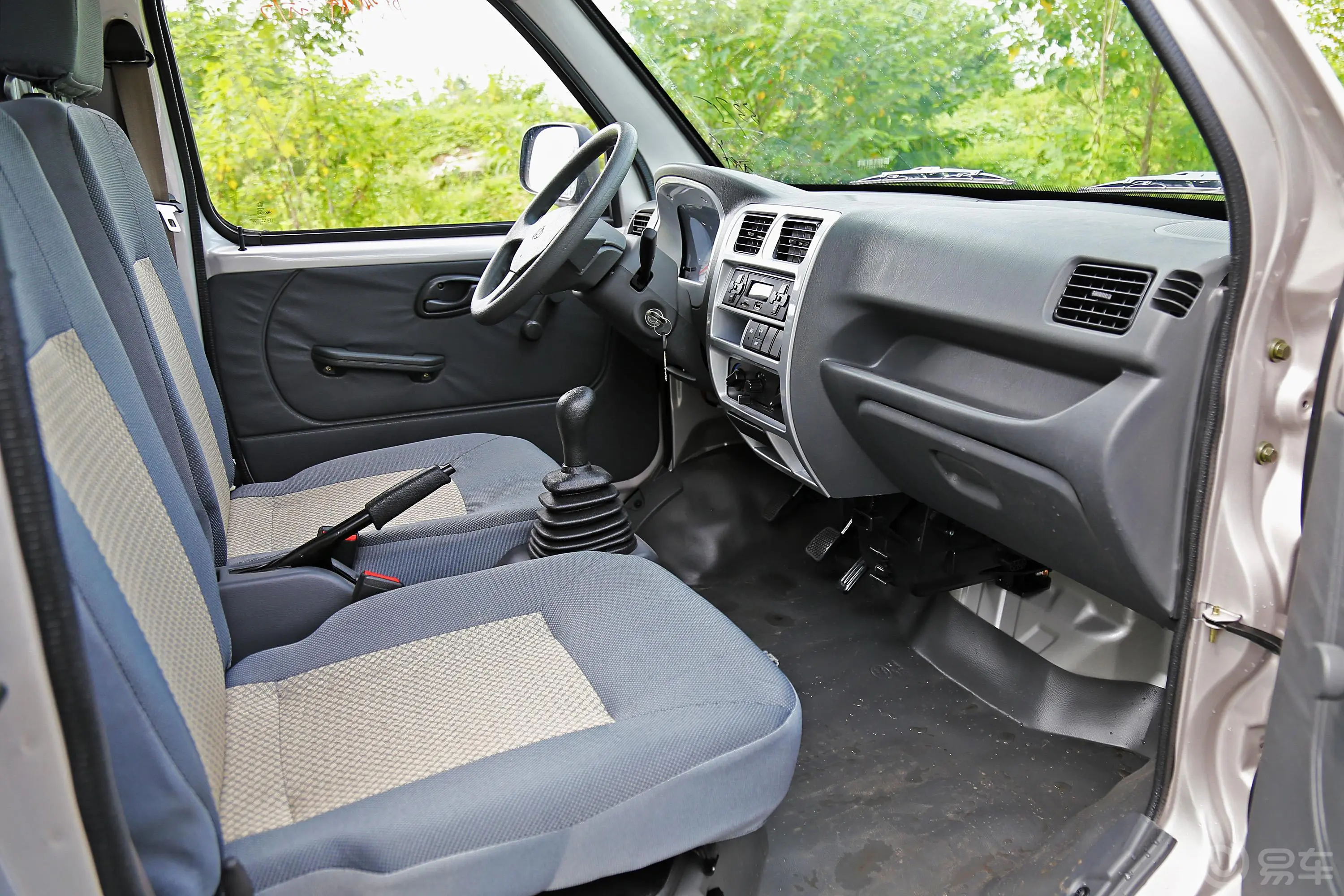 新豹MINI1.3L 汽油DK12单排3050货箱双后轮 国V 厢式车内饰全景副驾驶员方向