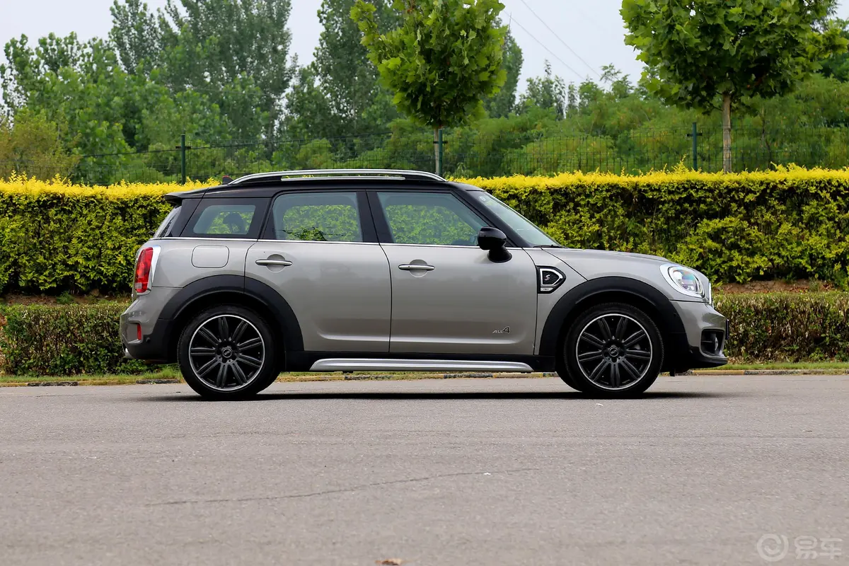 MINI COUNTRYMAN2.0T COOPER S ALL4 旅行家正侧车头向右水平