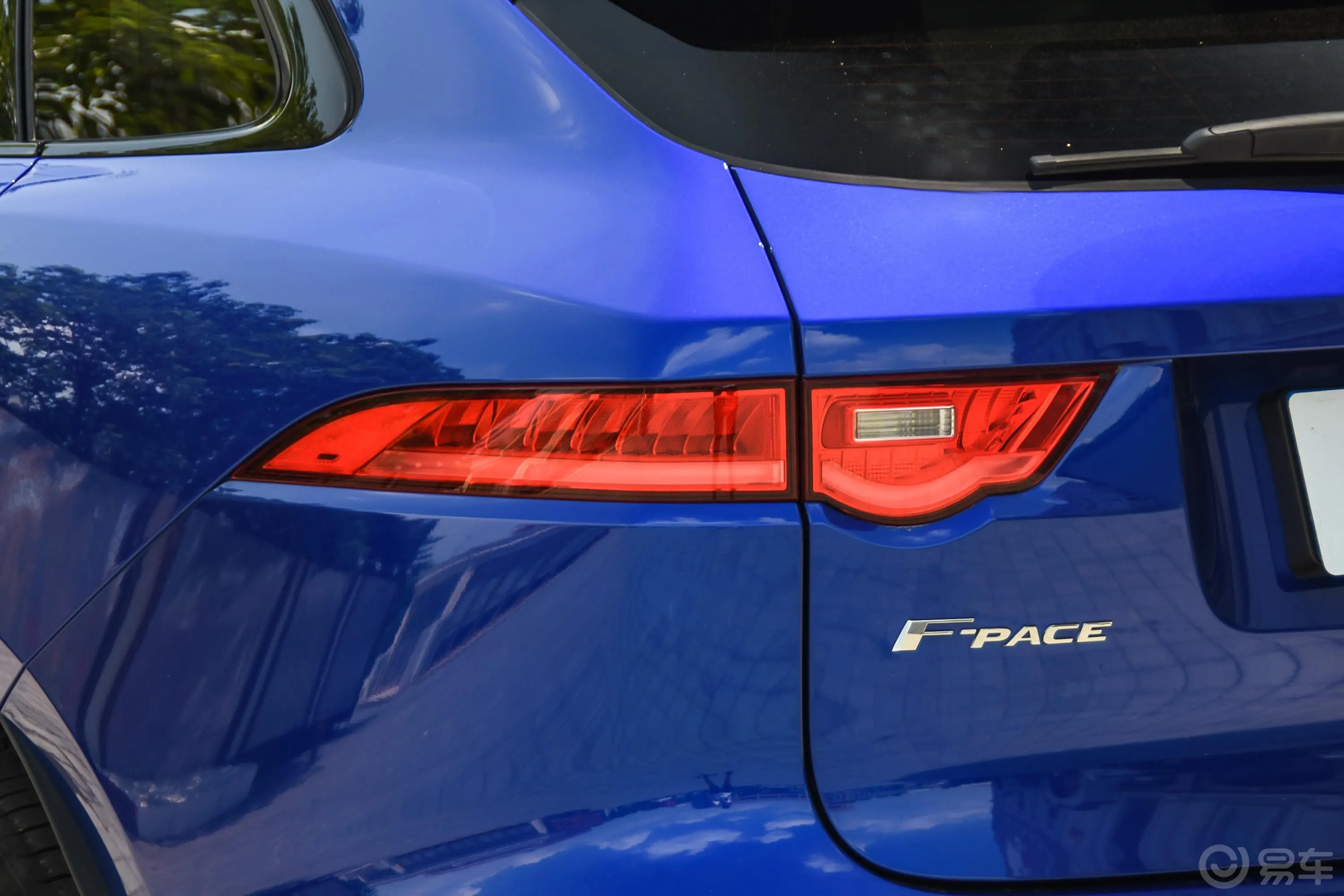 捷豹F-PACE2.0T 四驱 R-SPORT 运动版尾灯侧45度俯拍