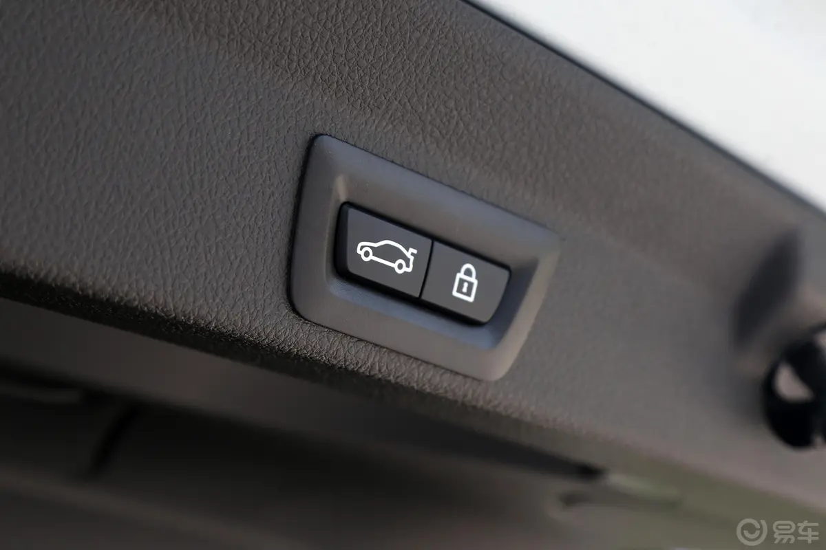 宝马4系四门轿跑 440i xDrive M运动套装电动尾门按键（手动扶手）