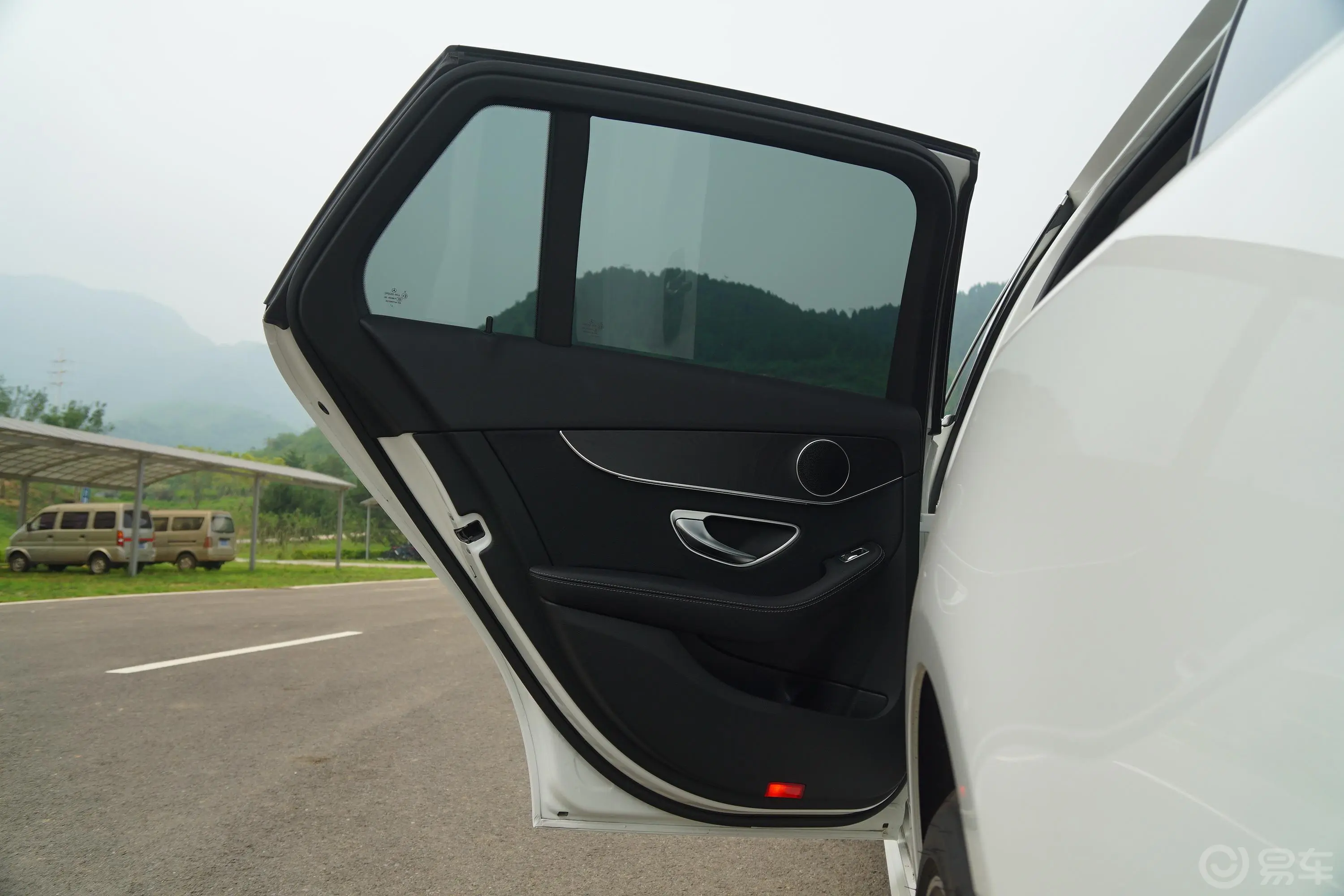 奔驰C级(进口)改款 C 200 4MATIC 旅行轿车驾驶员侧后车门