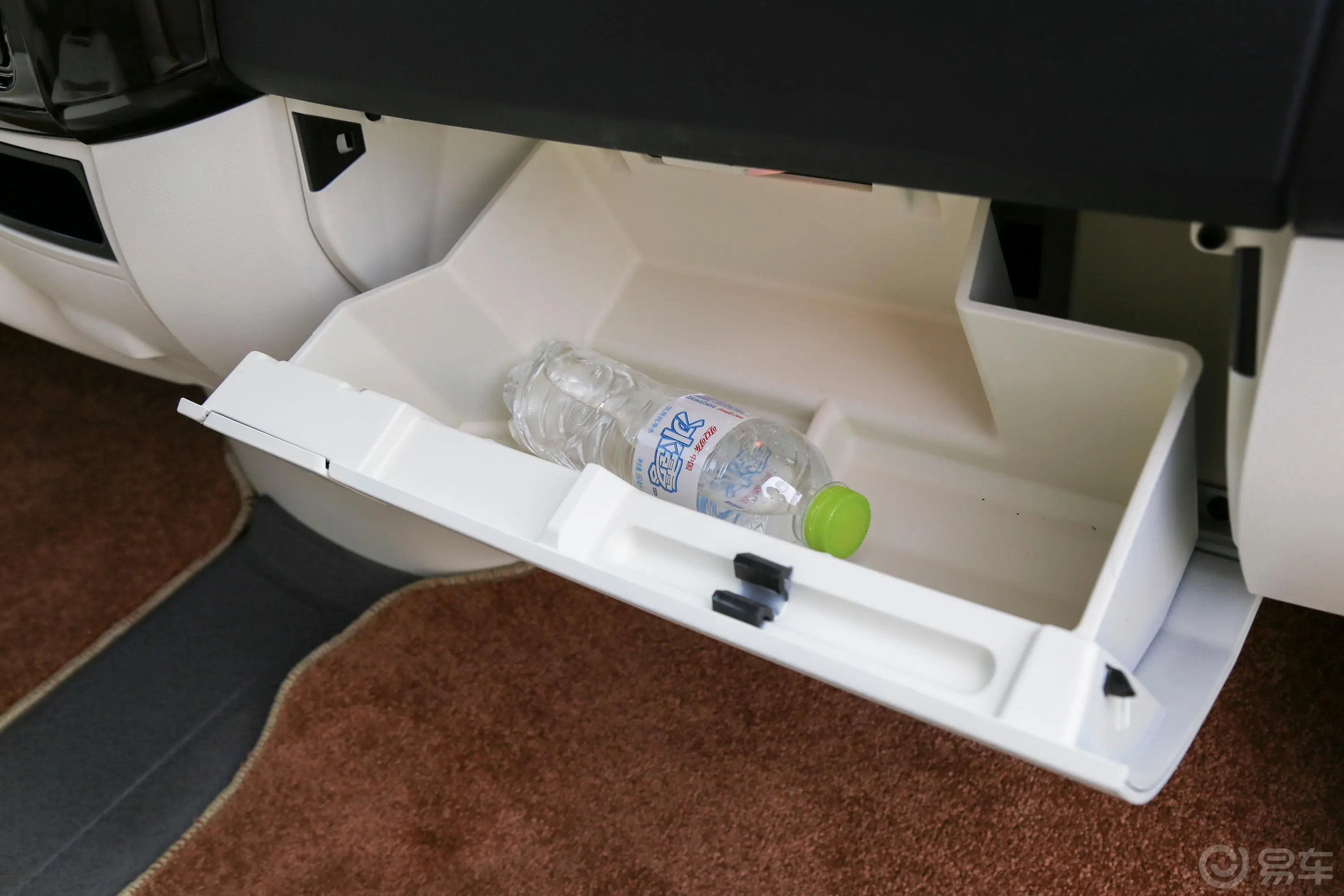 卡升C10C10商旅尊贵型C升级款手套箱空间水瓶横置