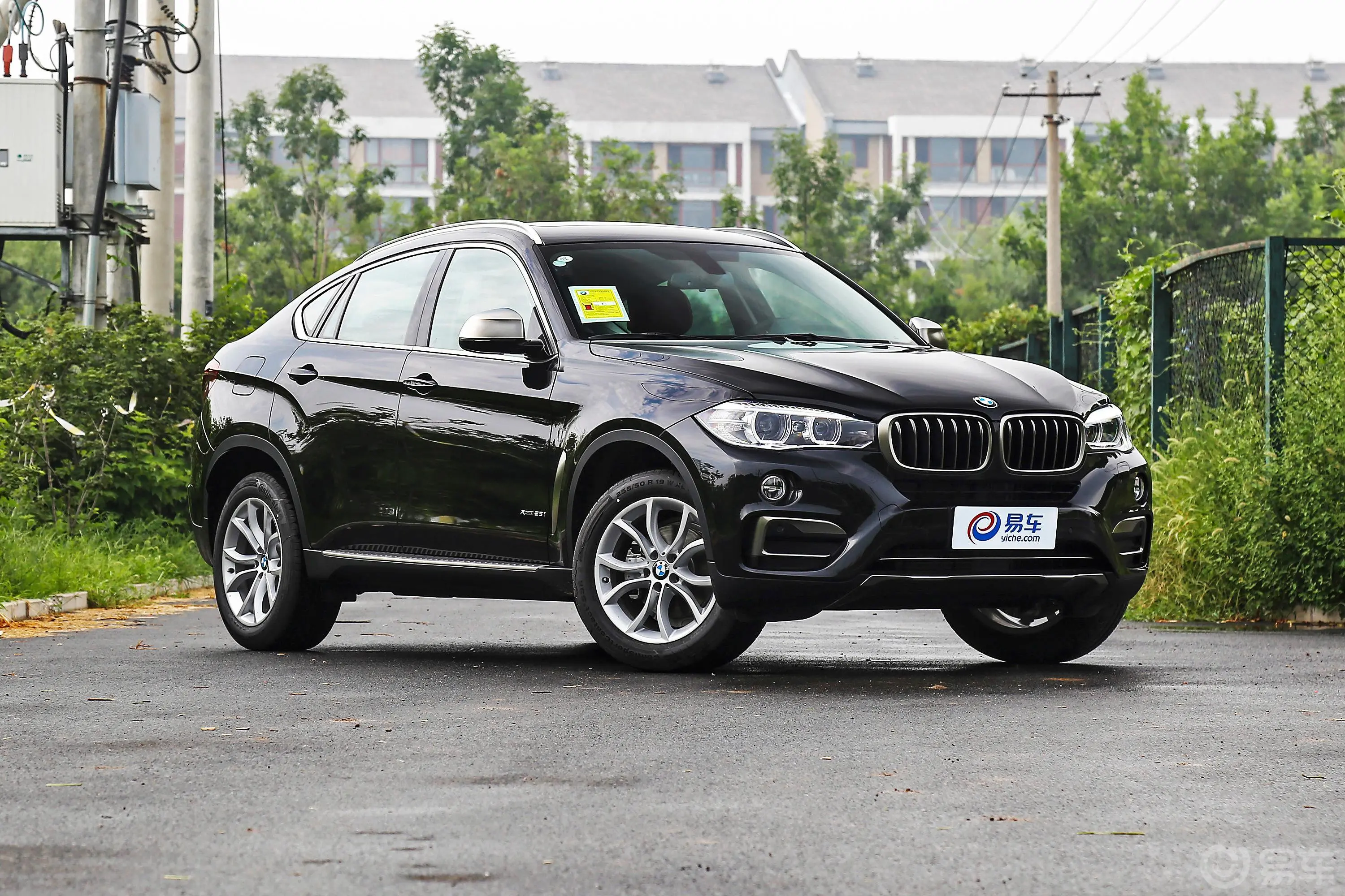 宝马X6xDrive28i侧前45度车头向右水平