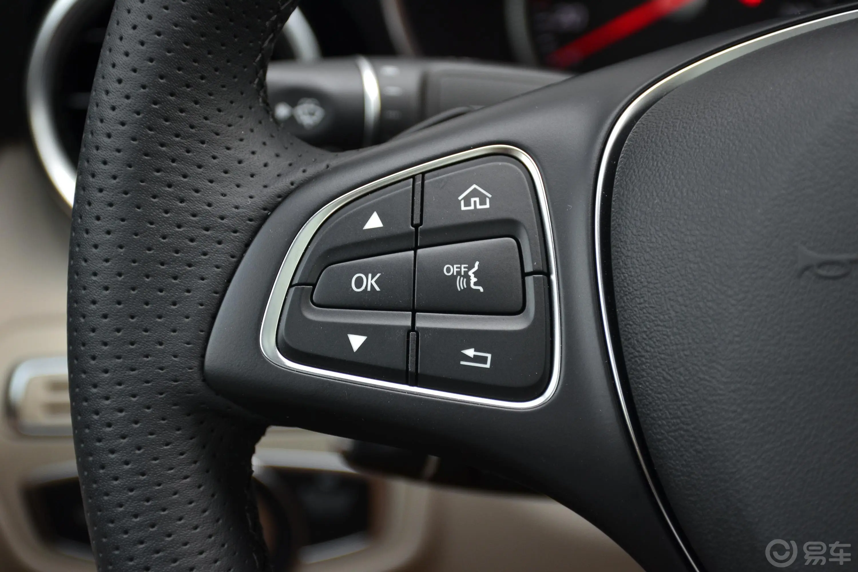 奔驰C级改款 C 180 L 动感版 运动轿车左侧方向盘功能按键