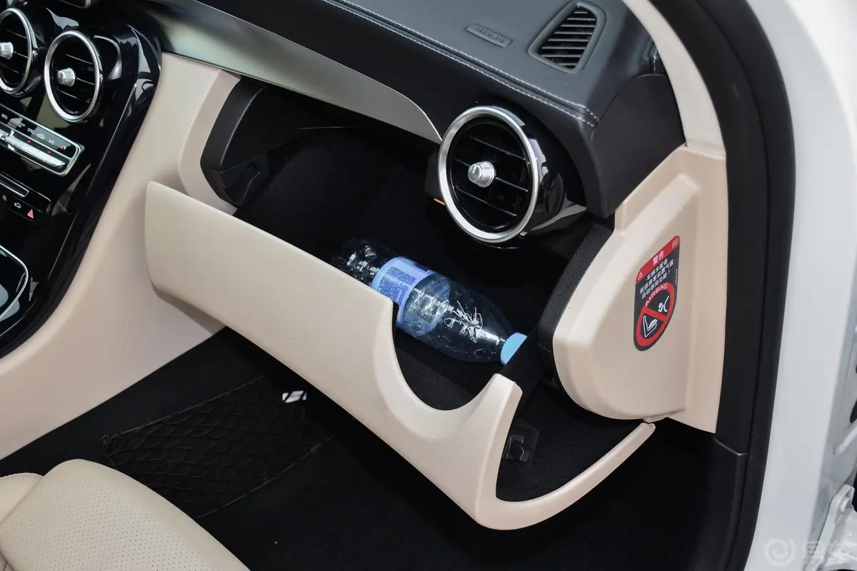 奔驰C级改款 C 180 L 动感版 运动轿车手套箱空间水瓶横置