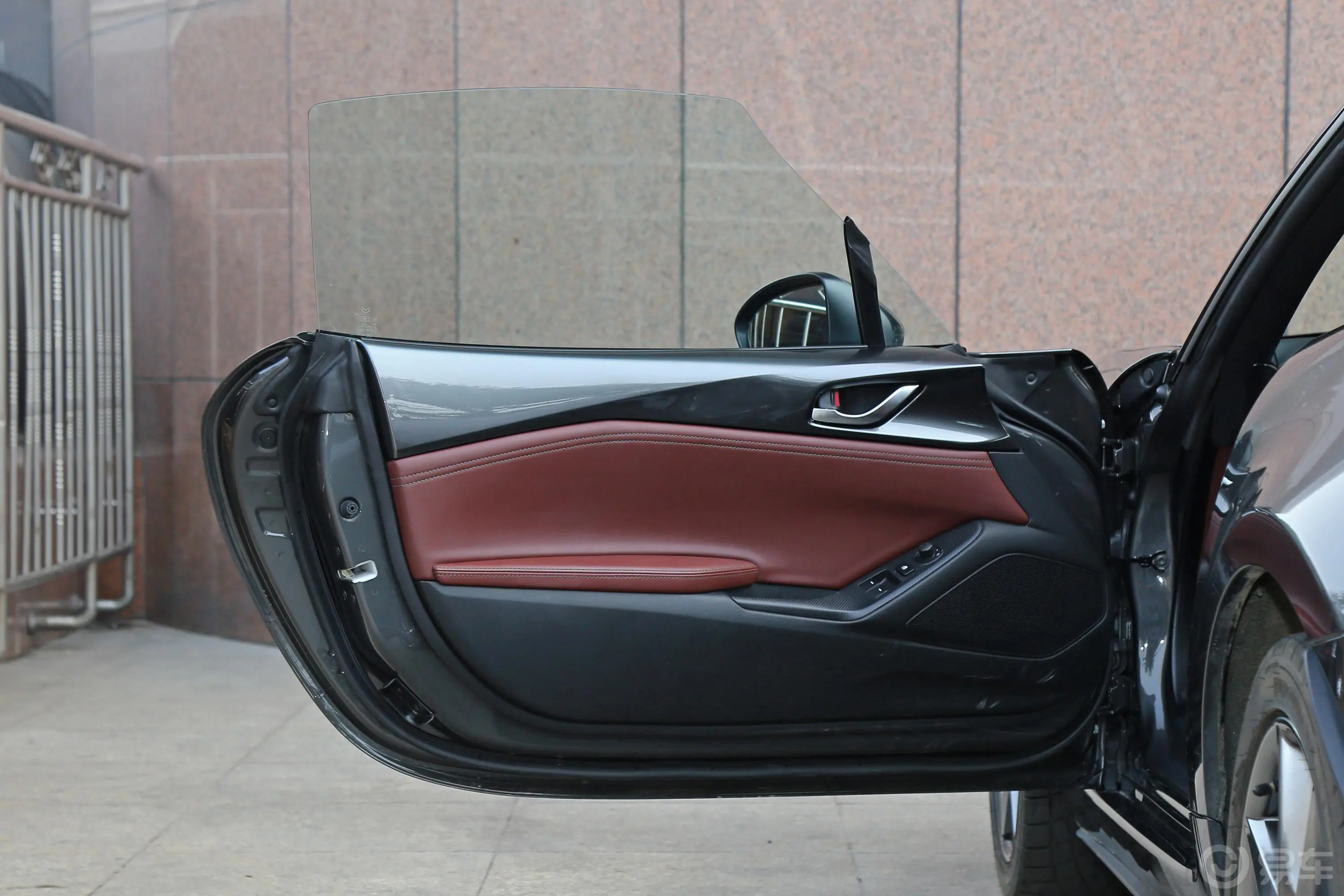 马自达MX-5RF 2.0L 铂钢灰驾驶员侧前车门