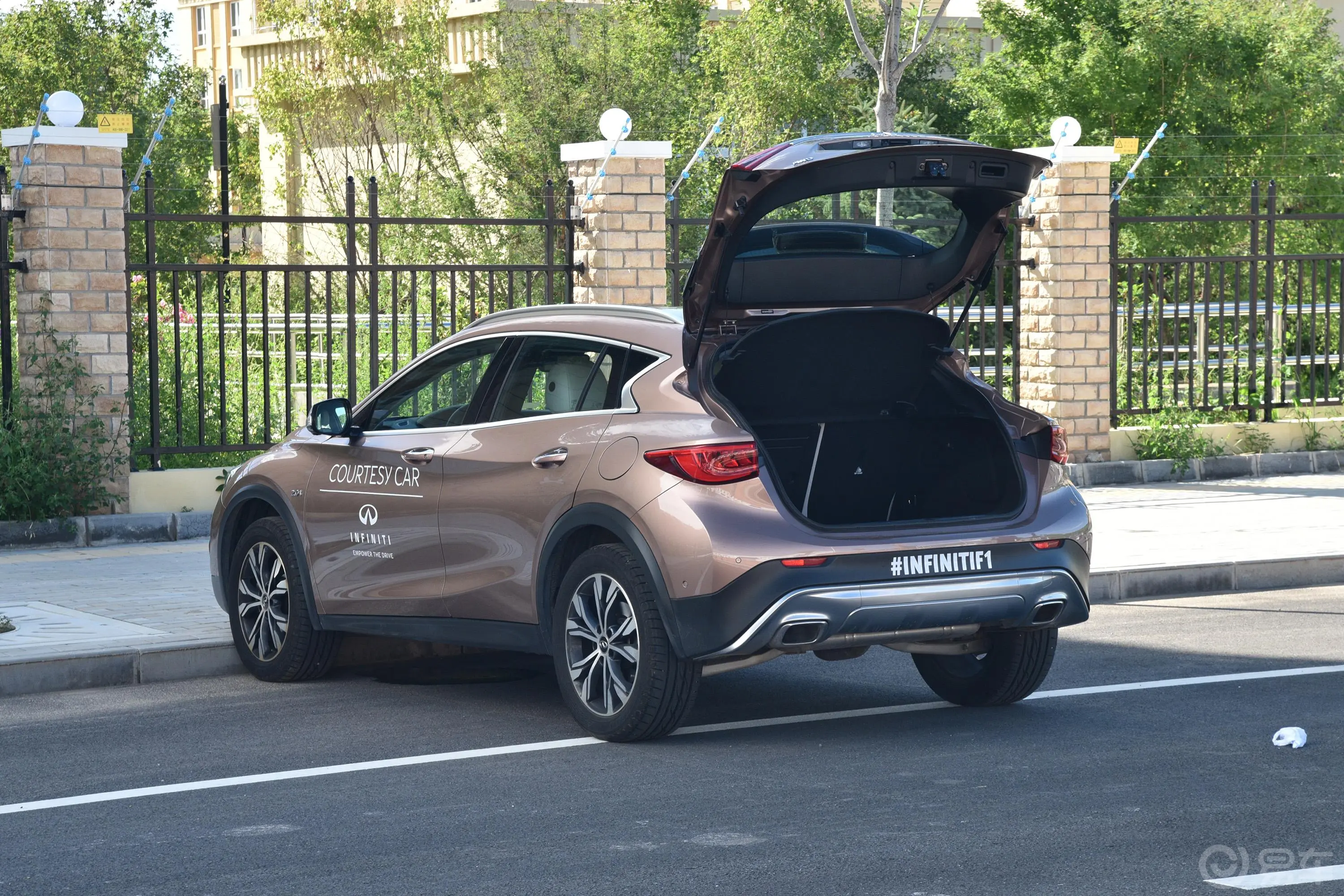 英菲尼迪QX302.0T 双离合 四驱 极限版空间