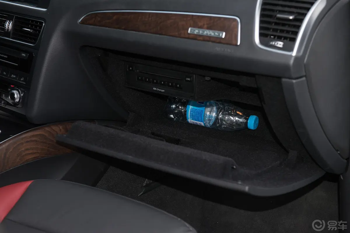 奥迪Q5Plus 40 TFSI 舒适版手套箱空间水瓶横置