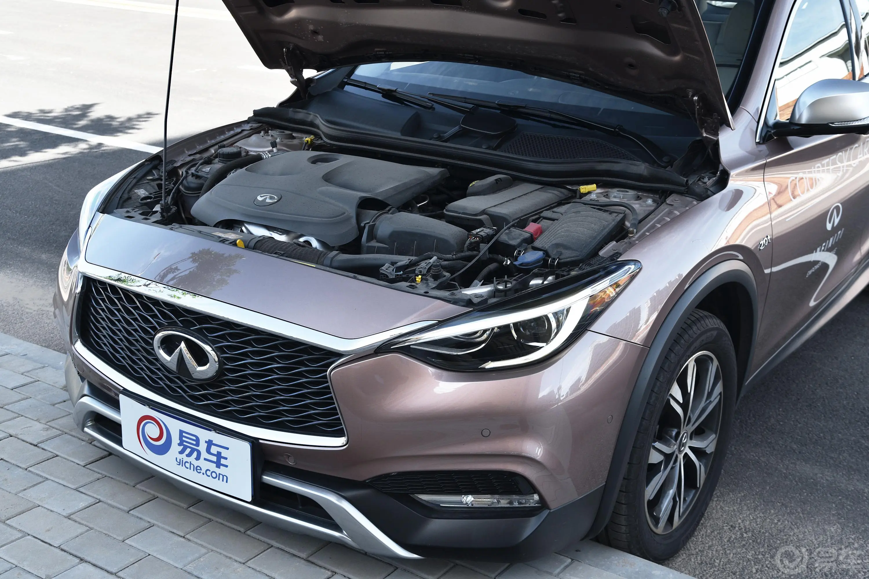 英菲尼迪QX302.0T 双离合 四驱 极限版外观