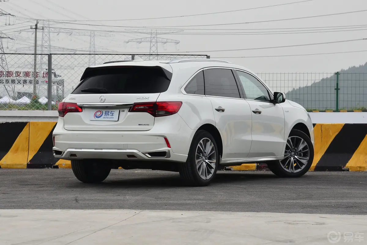 讴歌MDX3.0L 双离合 尊驭版外观