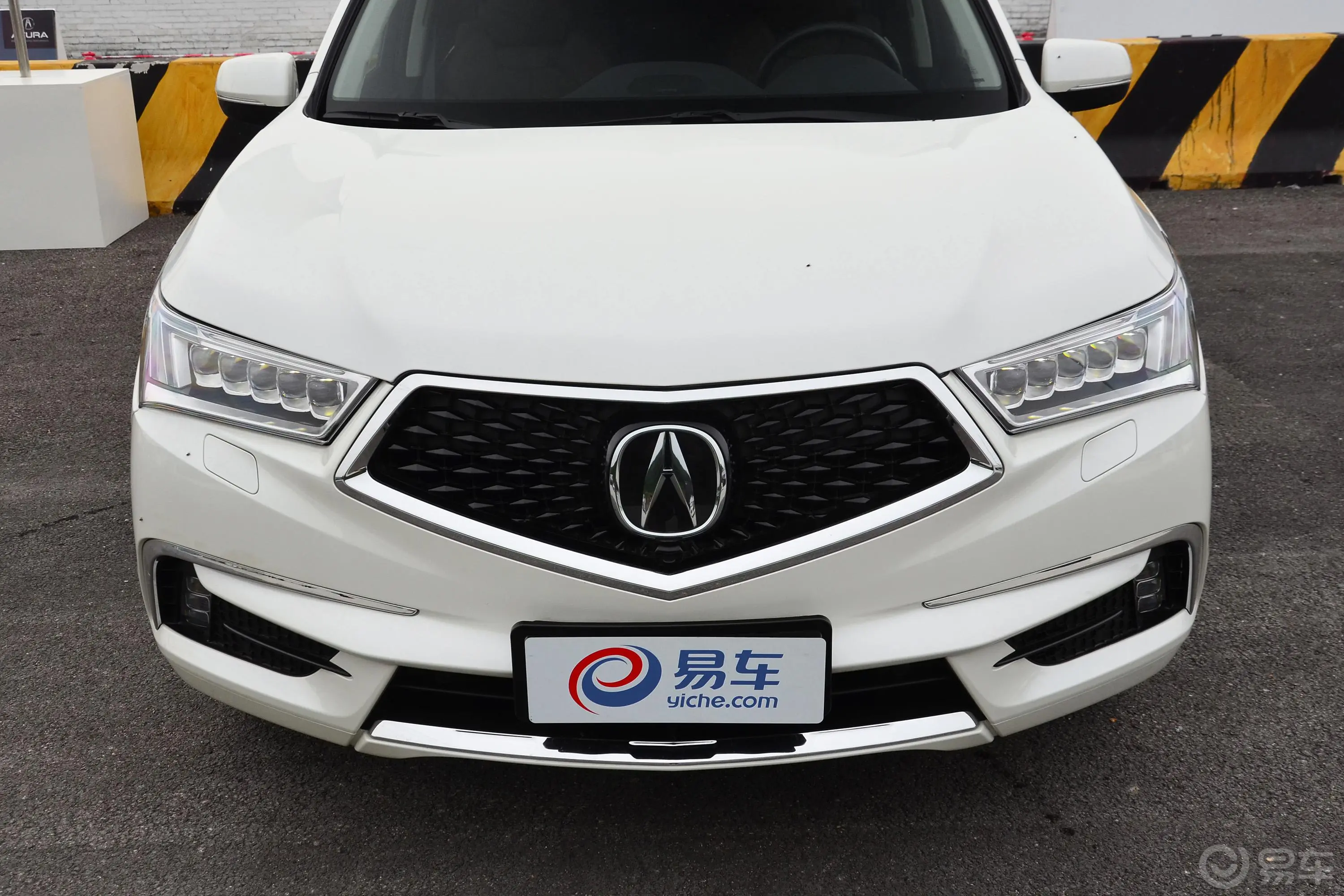 讴歌MDX3.0L 双离合 尊驭版外观