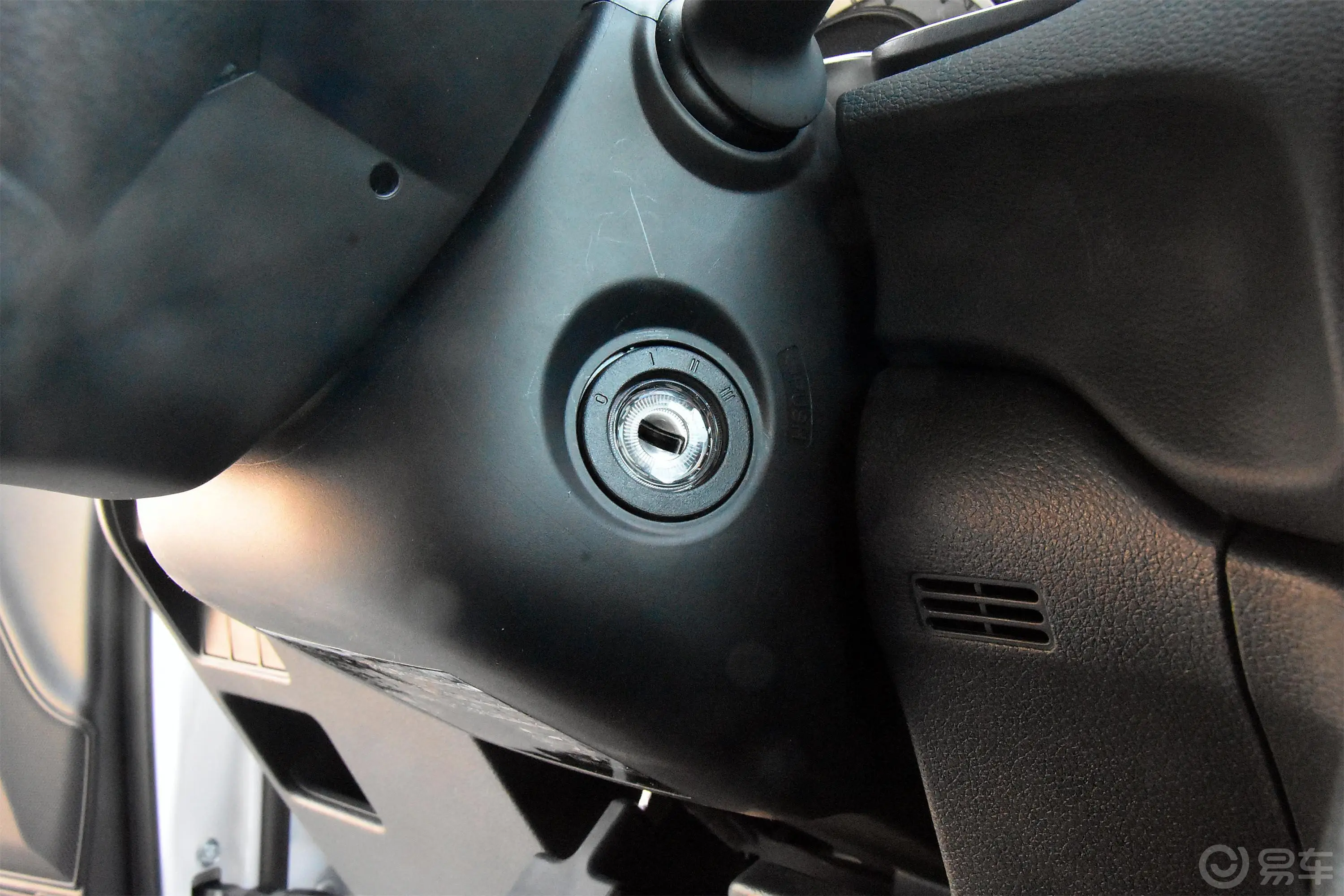 本田CR-V240TURBO CVT 两驱 舒适版钥匙孔或一键启动按键