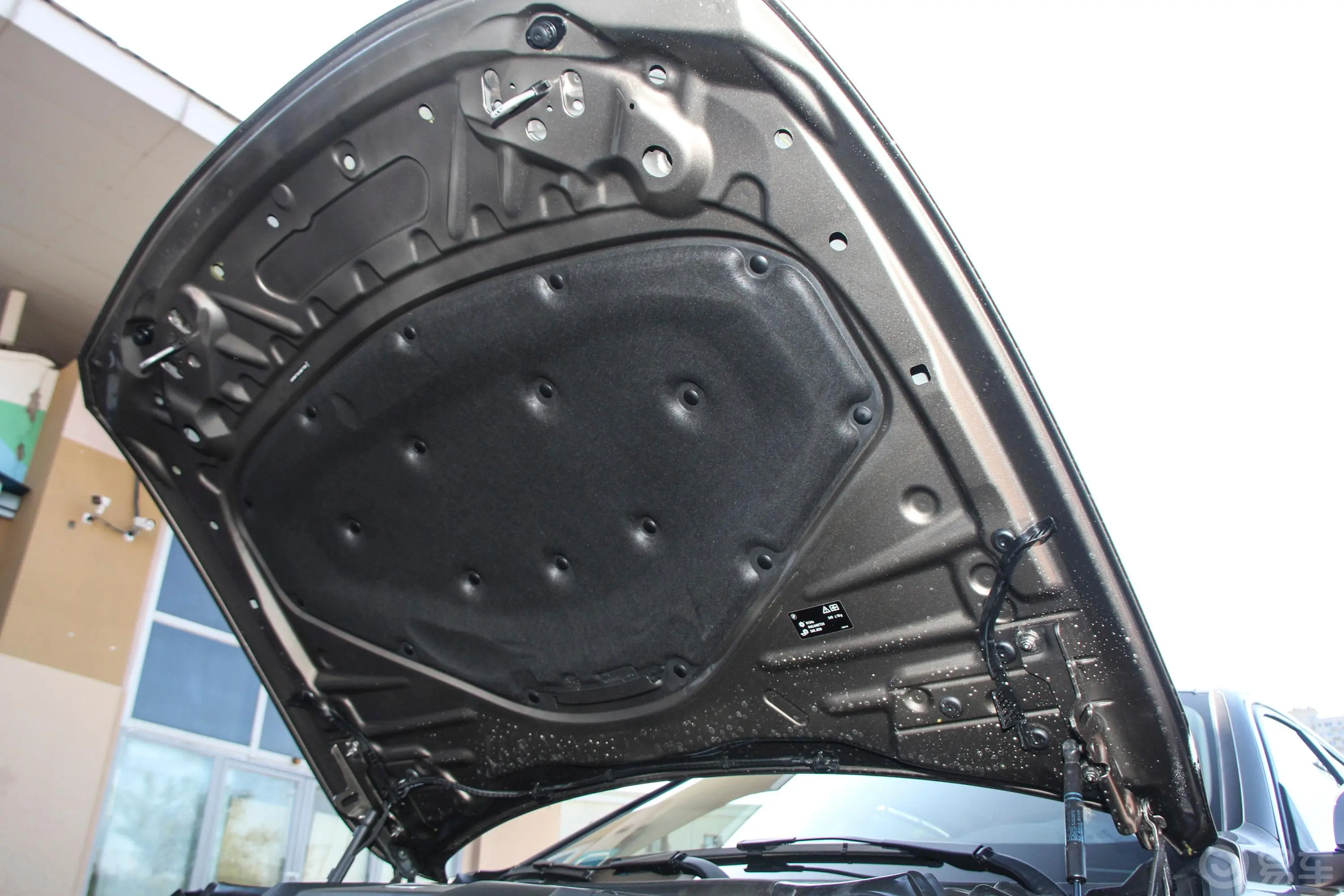 宝马3系330Li xDrive 豪华套装发动机舱盖内侧