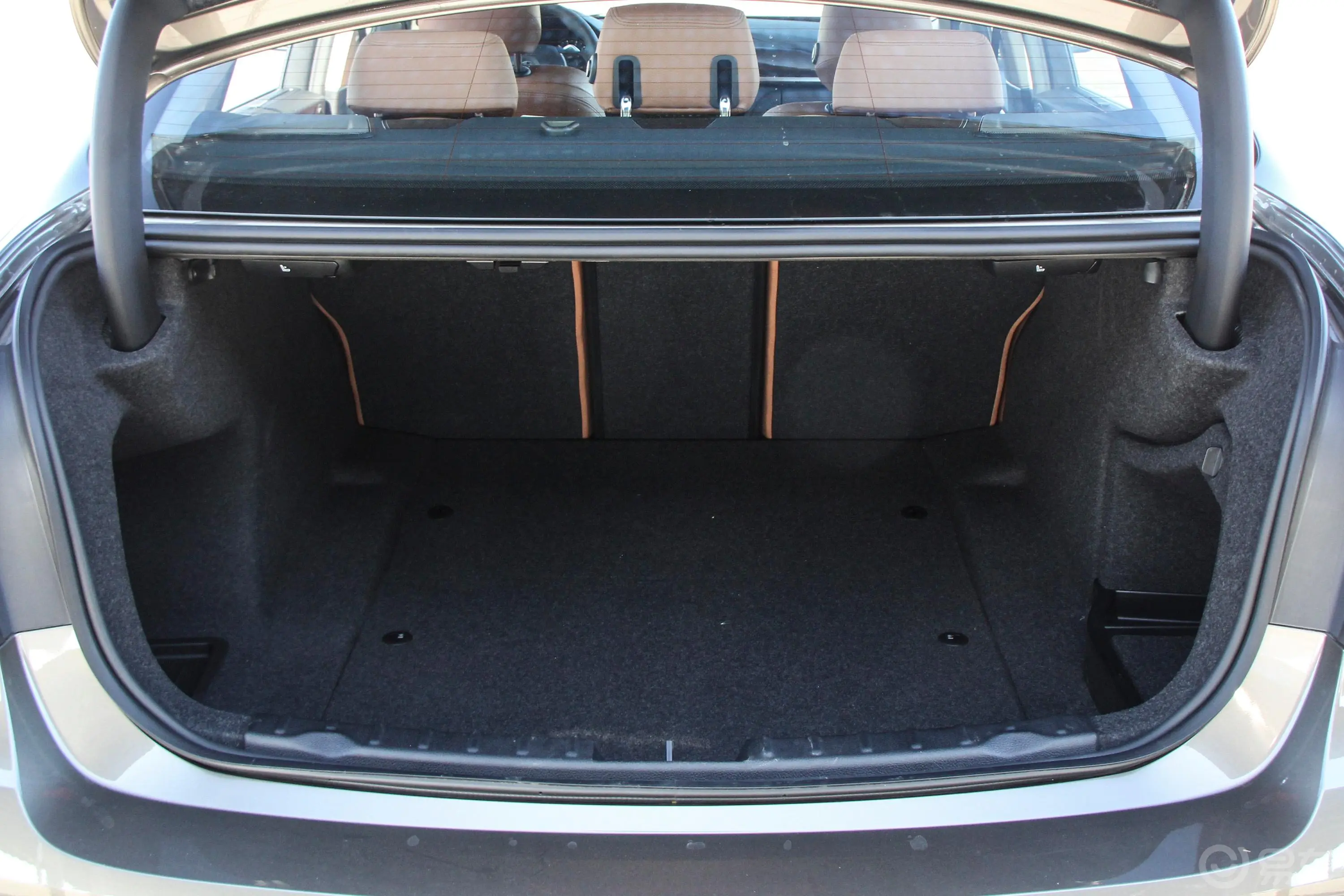 宝马3系330Li xDrive 豪华套装后备厢空间特写
