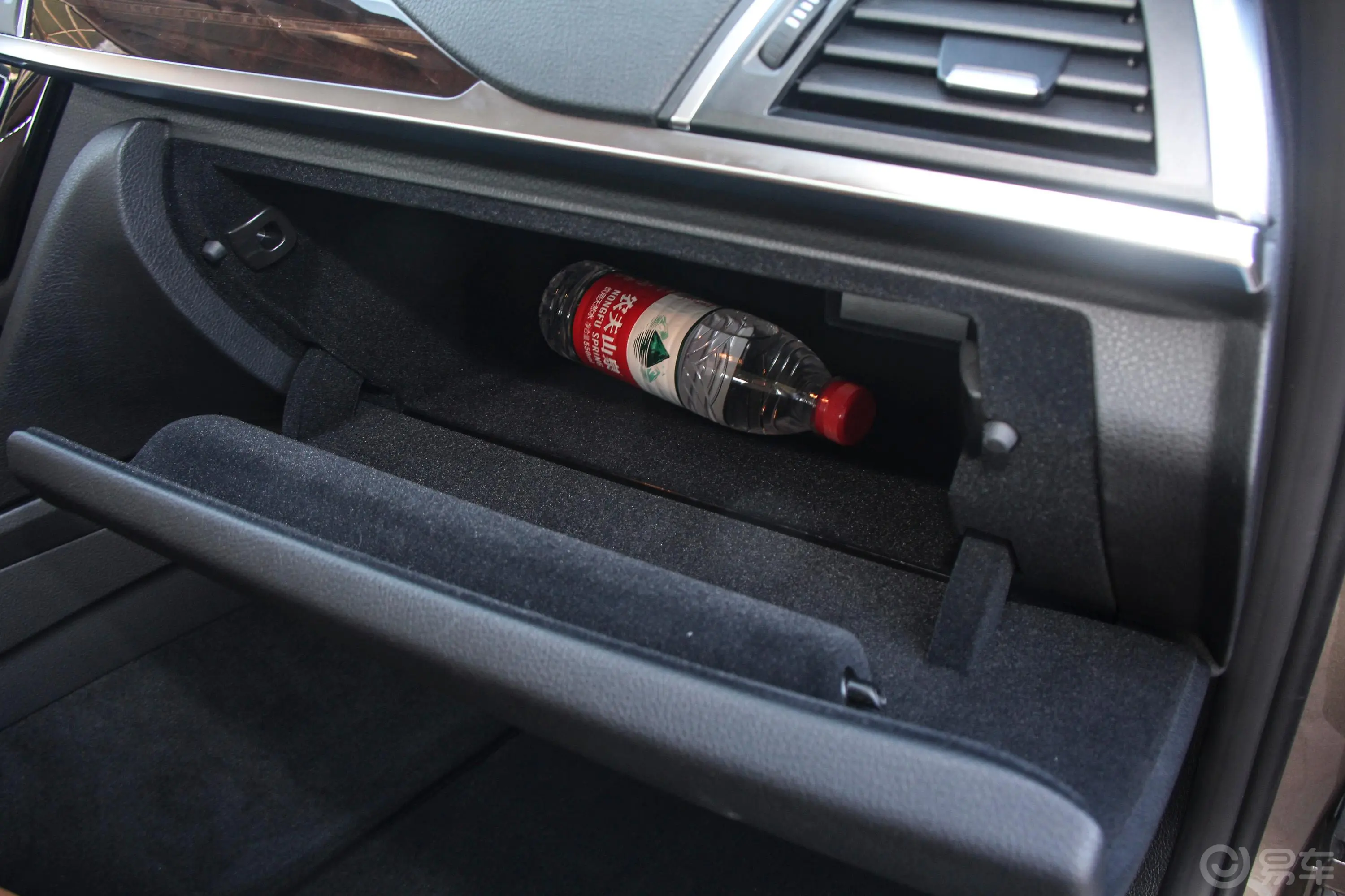 宝马3系330Li xDrive 豪华套装手套箱空间水瓶横置