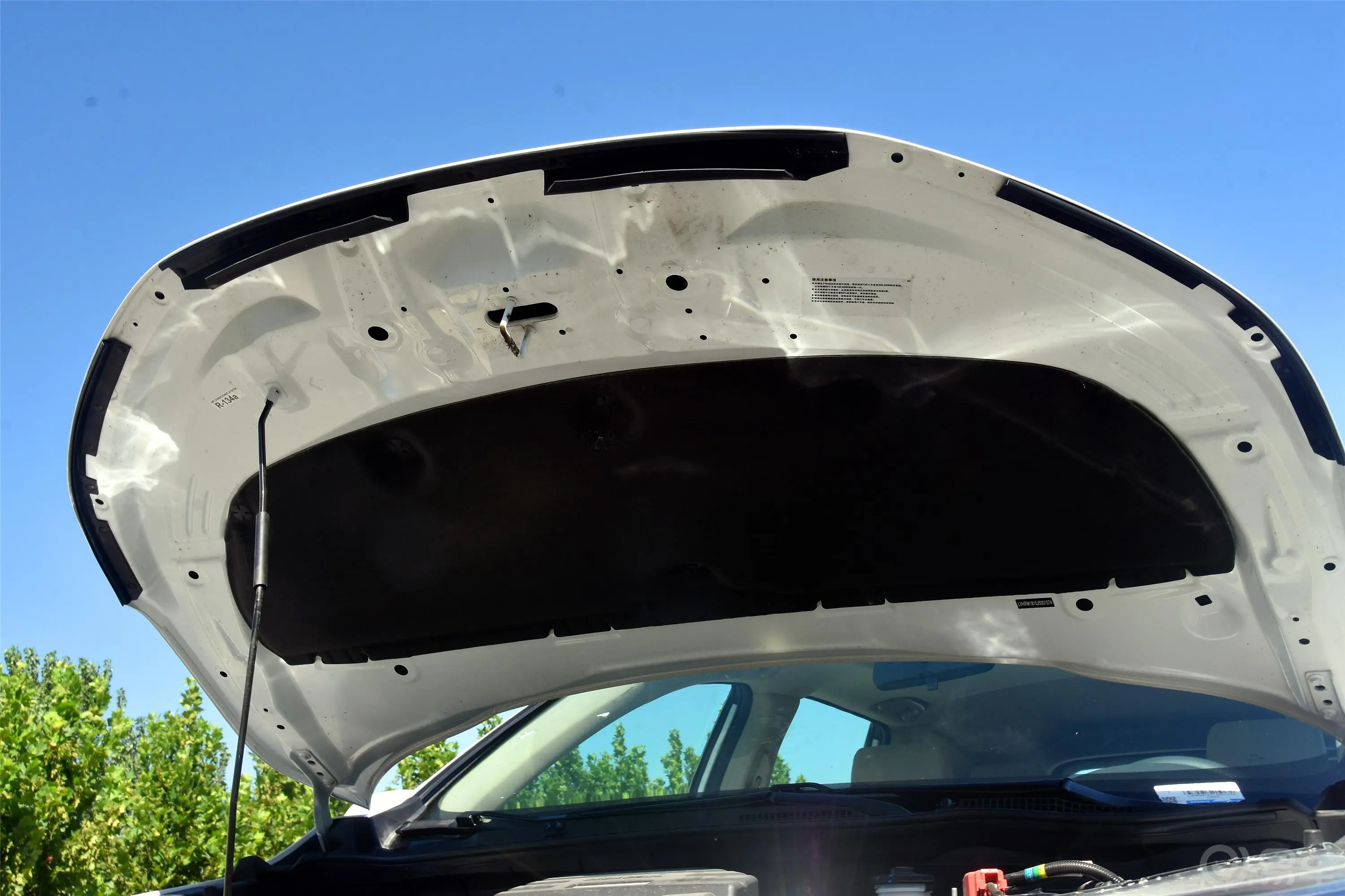 本田CR-V240TURBO CVT 两驱 舒适版前舱盖内侧