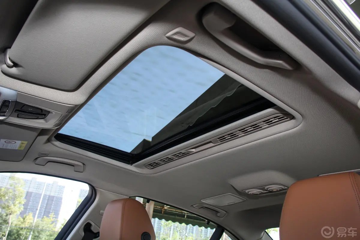 宝马3系330Li xDrive 豪华套装天窗内拍关闭