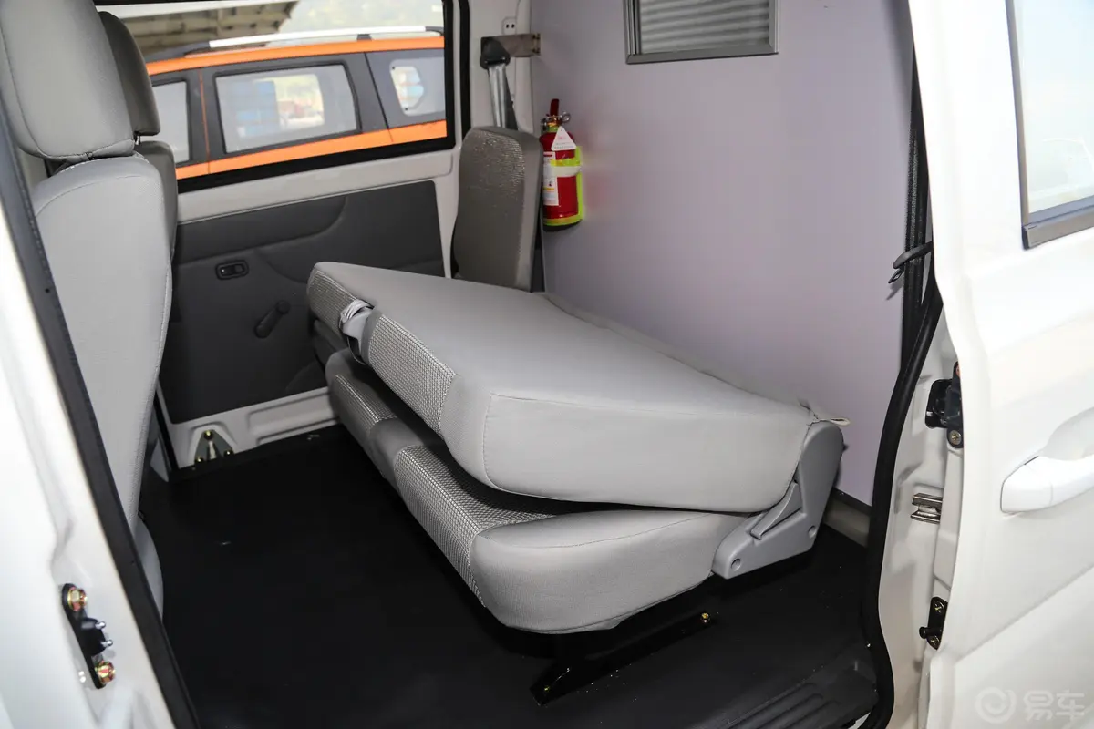 新龙马启腾M70 EV厢式运输车 5座版空间