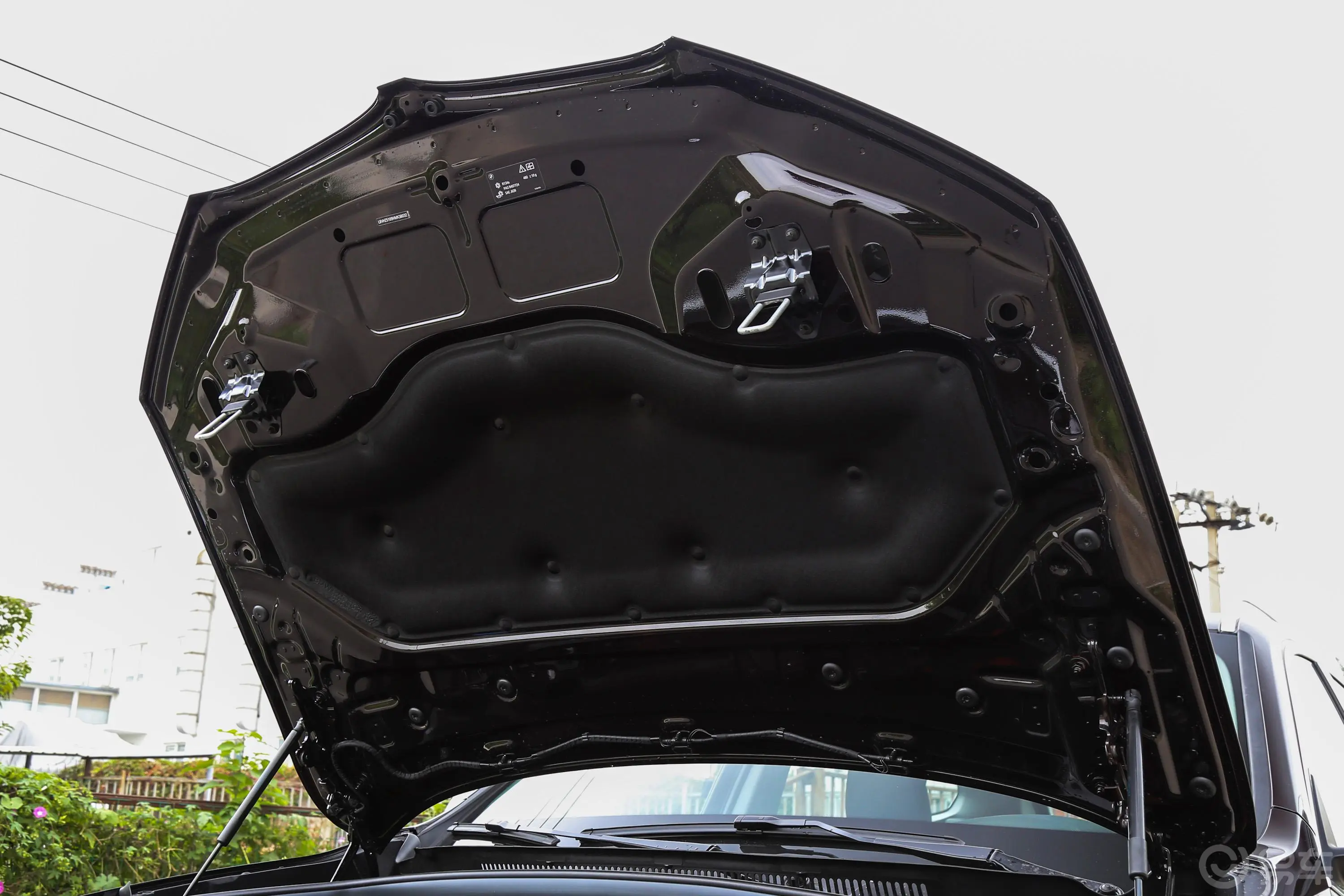 宝马X1xDrive20Li 尊享版发动机舱盖内侧