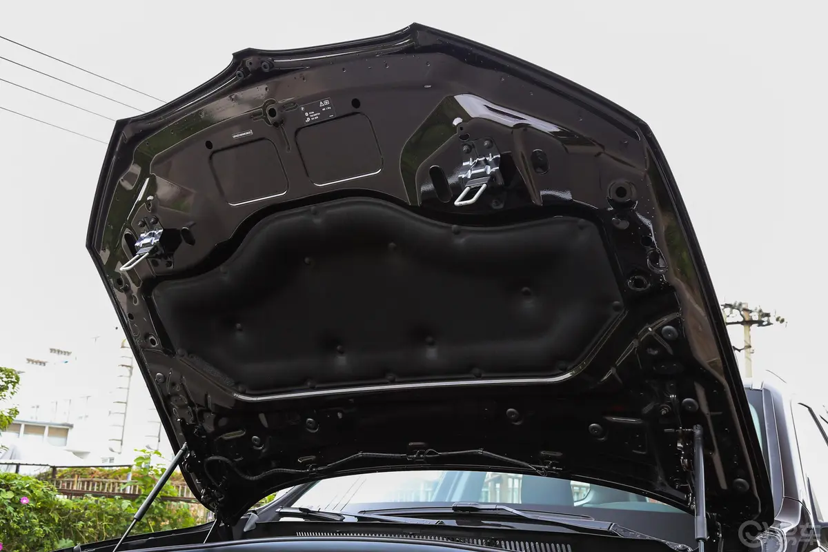 宝马X1xDrive20Li 尊享版发动机舱盖内侧
