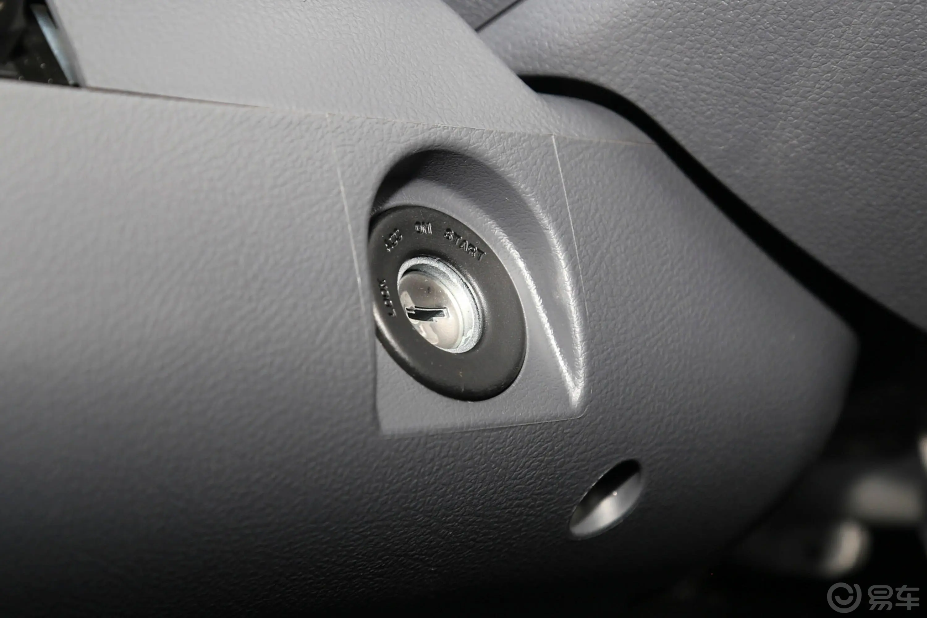 新龙马启腾M70 EV厢式运输车 2座版钥匙孔或一键启动按键