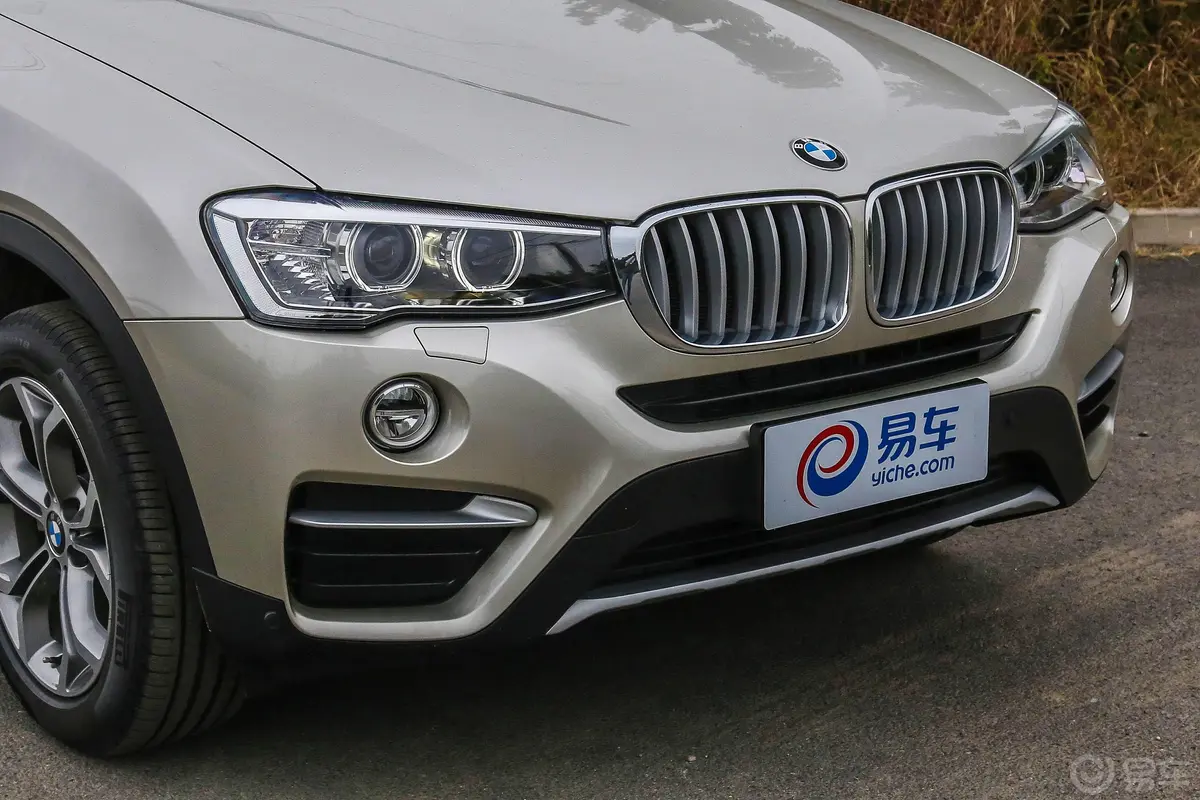 宝马X4xDrive20i X设计套装前格栅侧俯拍