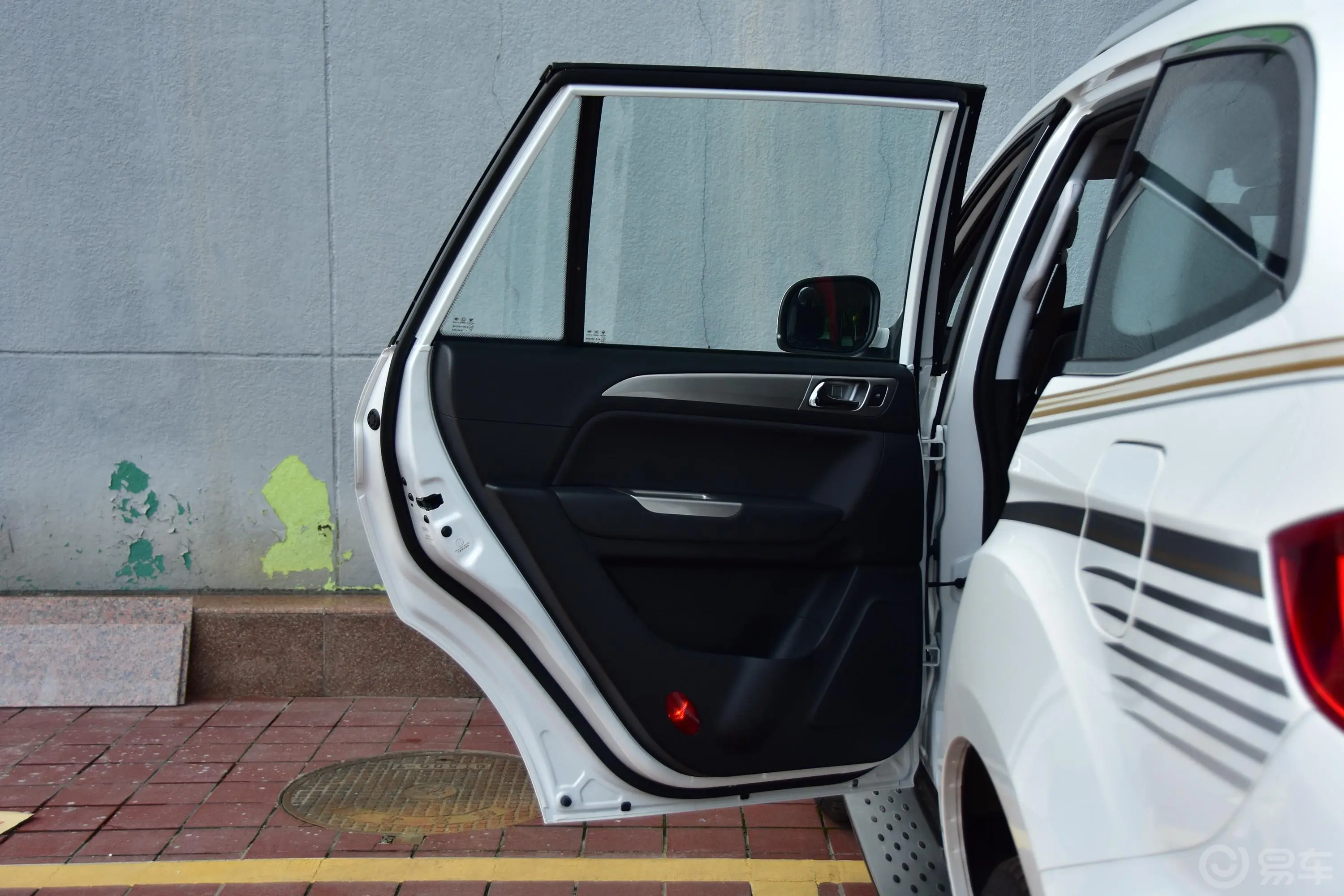 萨瓦纳2.0T 自动 四驱 尊享版 5座 汽油驾驶员侧后车门
