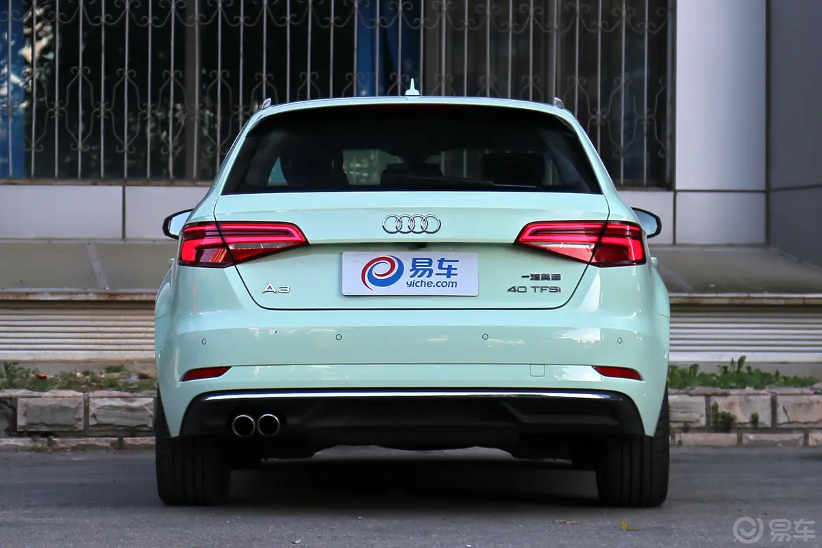 奥迪A3Sportback 40TFSI 风尚版正后水平