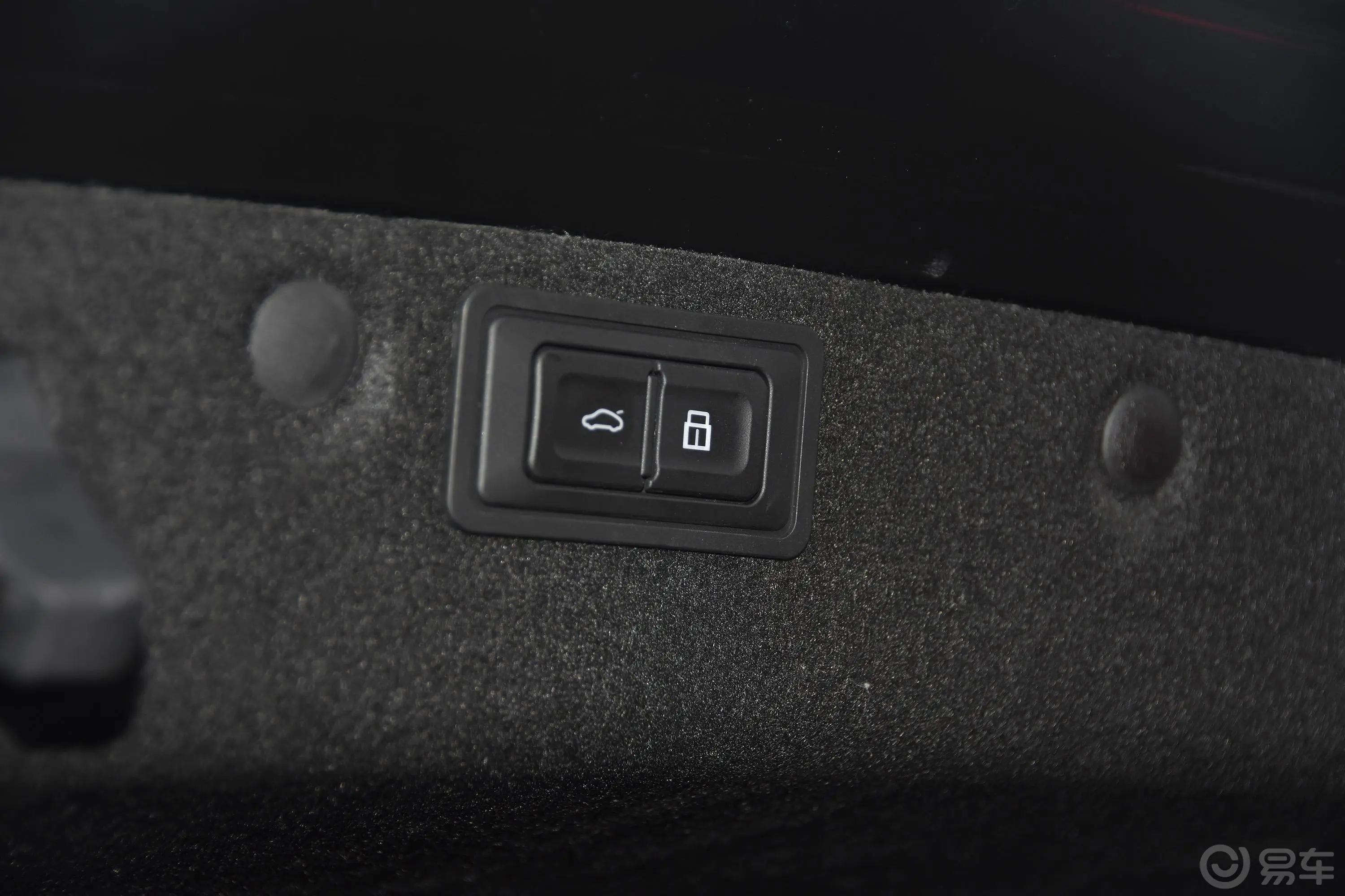 众泰Z700Z700H 1.8T 双离合 旗舰版电动尾门按键（手动扶手）