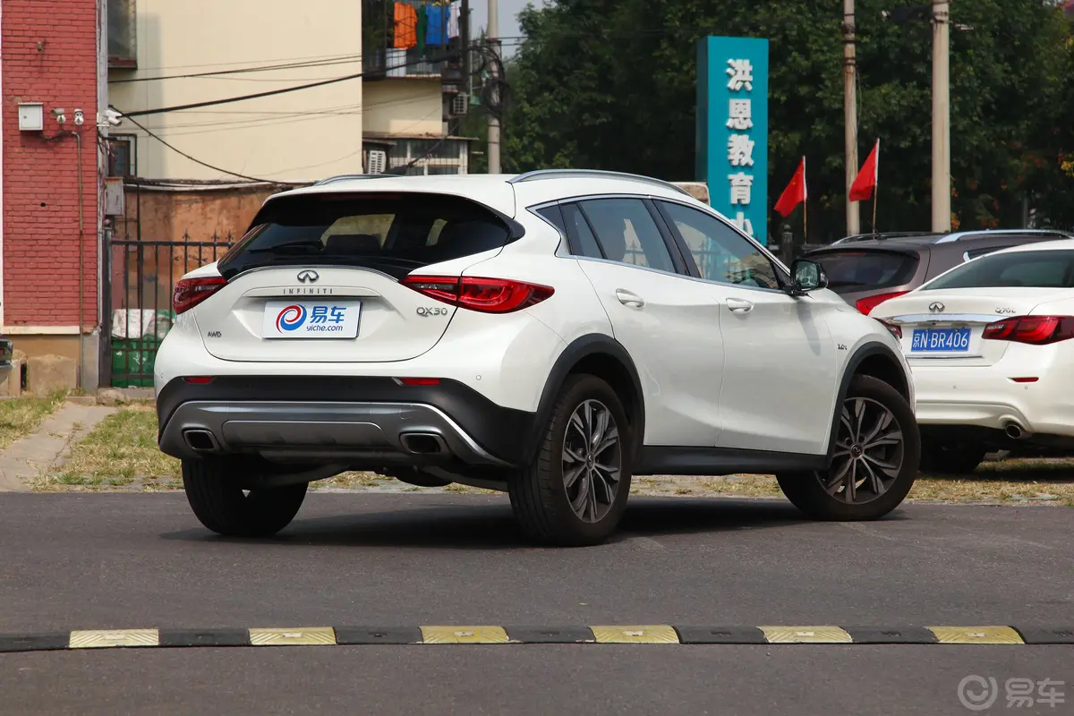 英菲尼迪QX302.0T 双离合 四驱 运动版外观