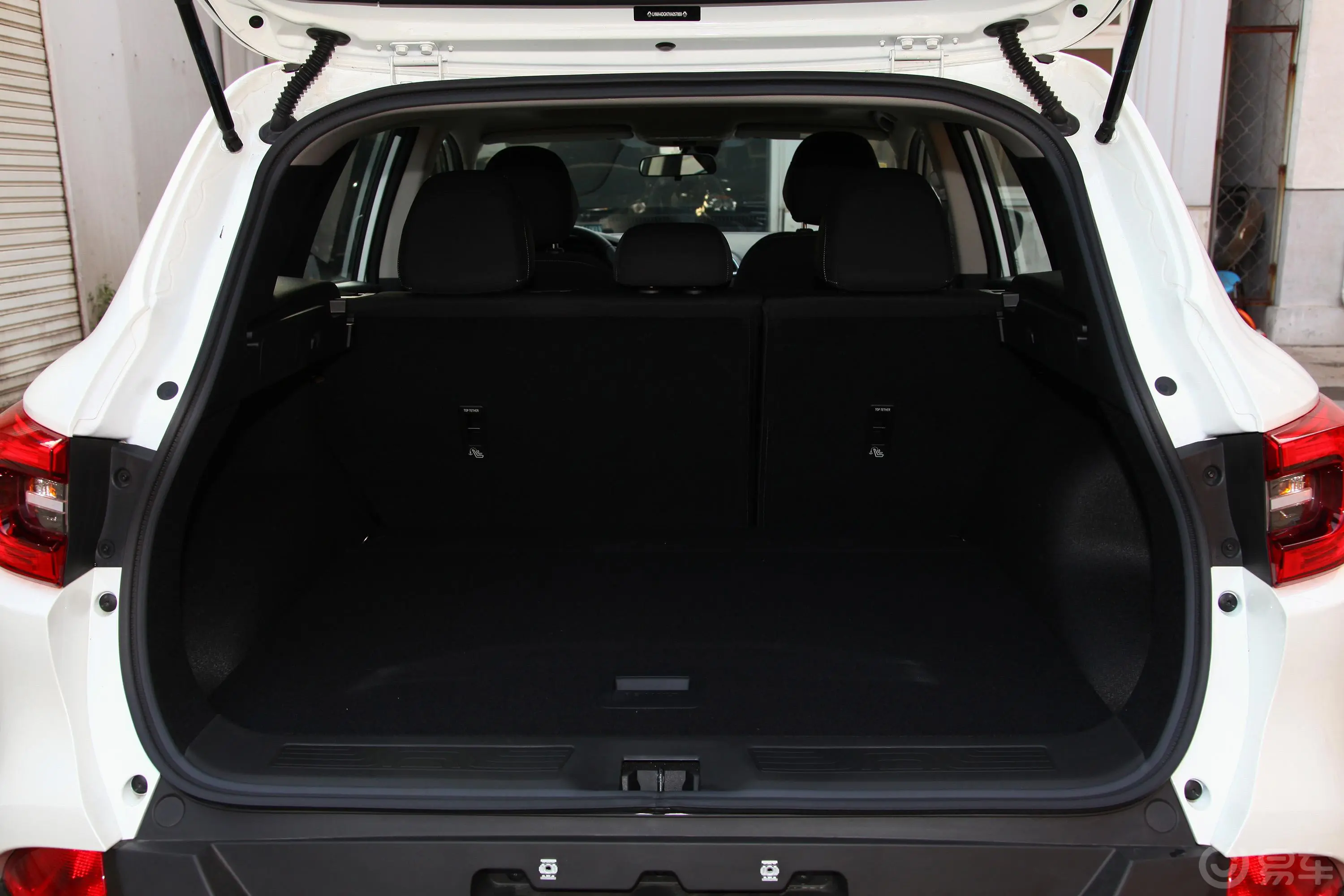 科雷嘉2.0L CVT 两驱 舒适版后备厢空间特写