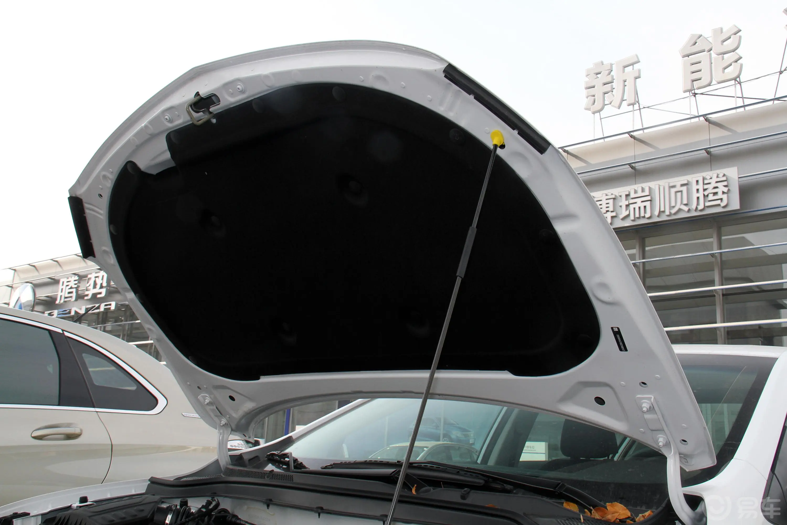 科沃兹320 手自一体 欣享天窗版发动机舱盖内侧