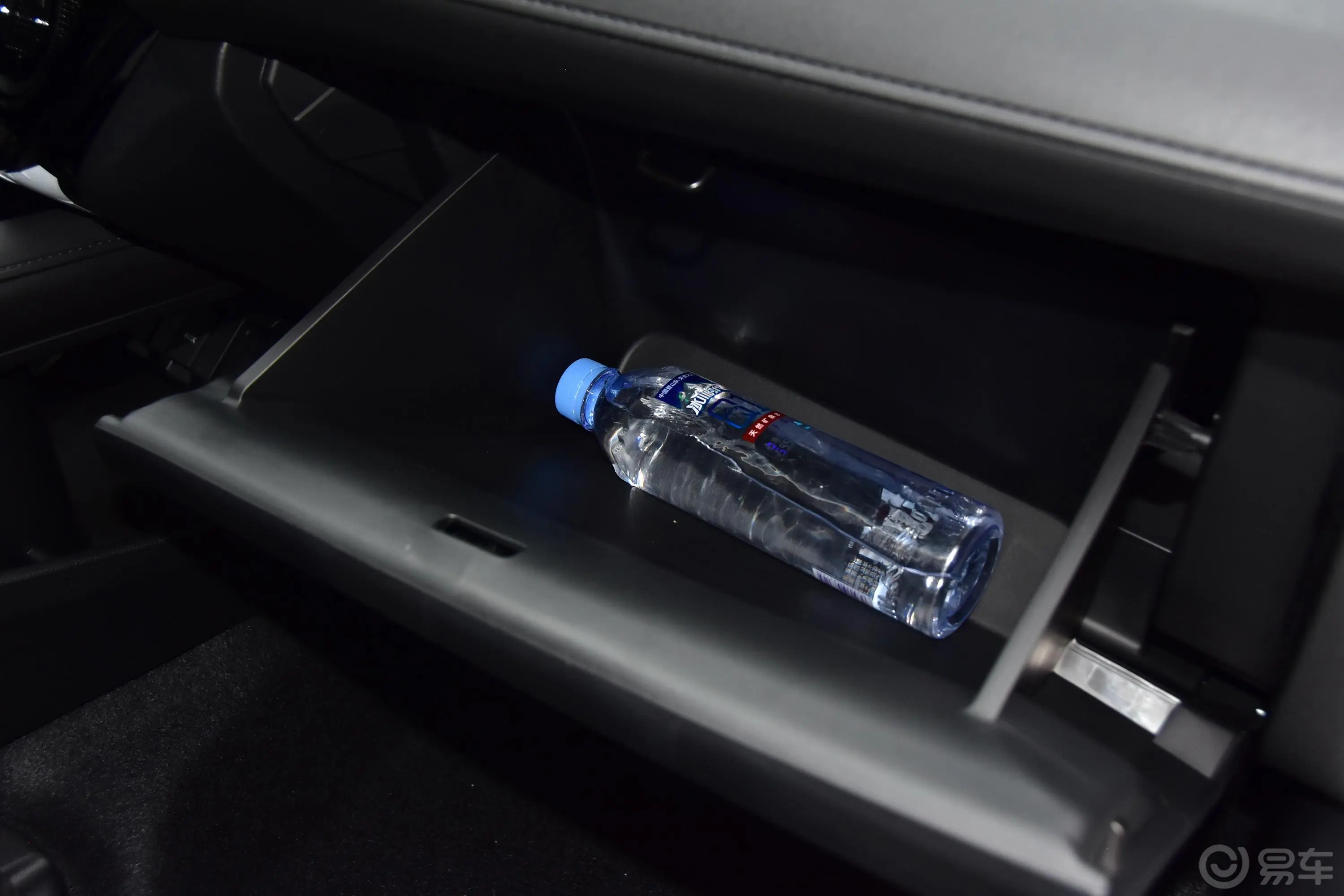 缤智1.5L 手动 两驱 舒适版手套箱空间水瓶横置