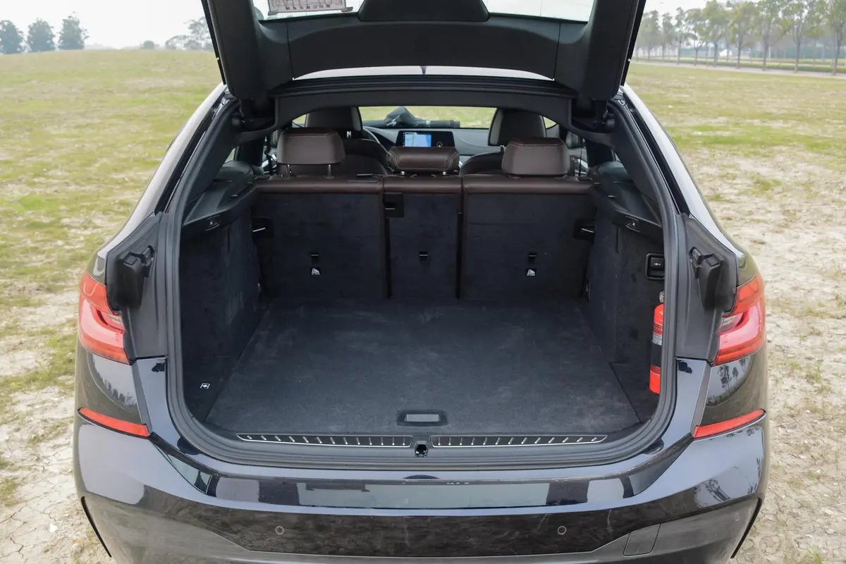 宝马6系GT640i xDrive M运动套装后备厢空间特写