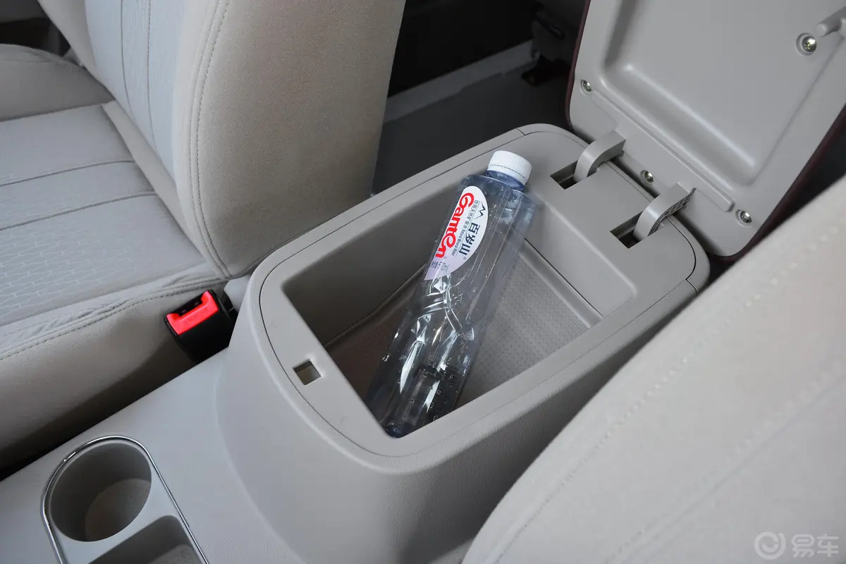 菱智M5 1.6L 手动 舒适版 7座前排扶手箱储物格