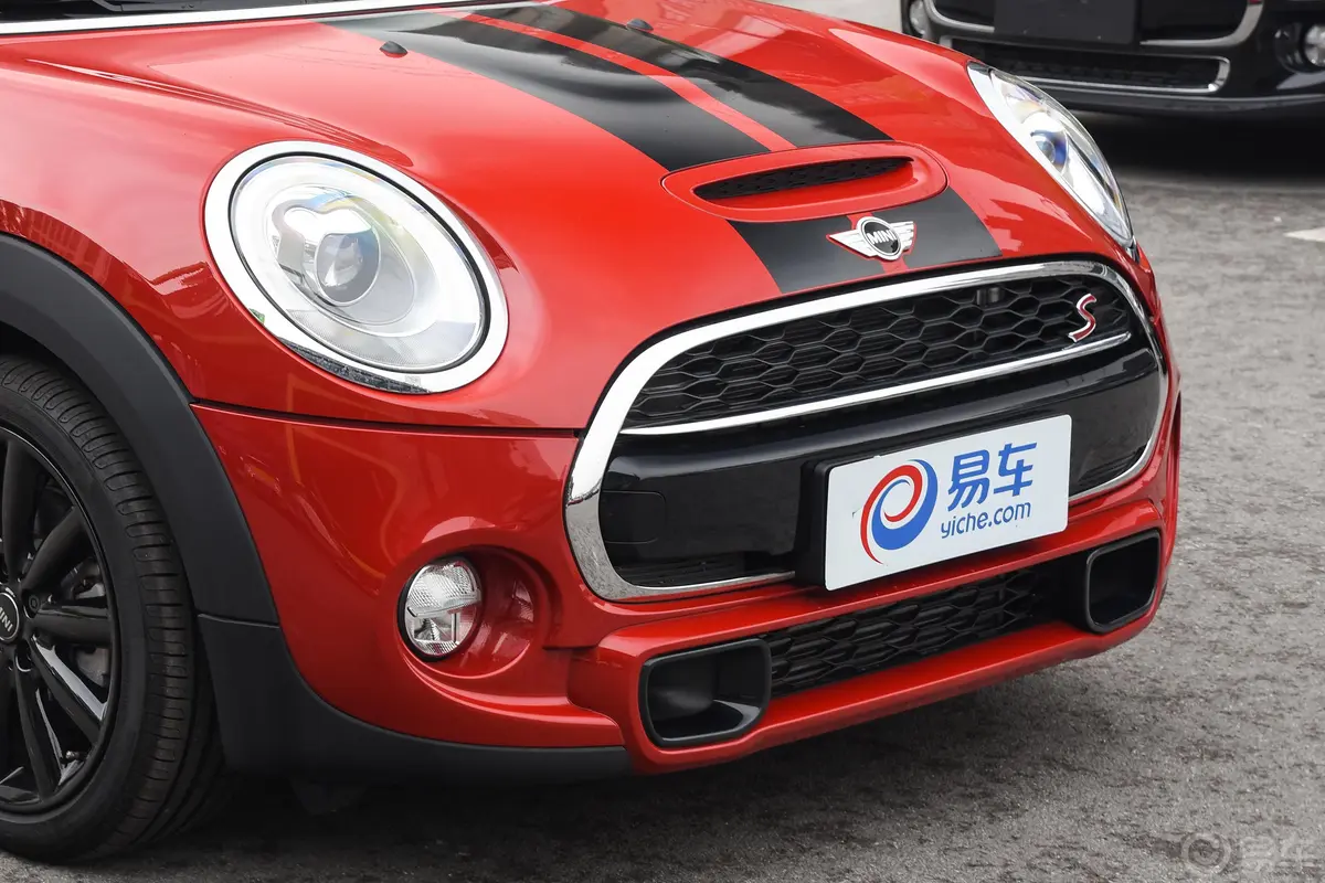 MINI2.0T COOPER S 手自一体 先锋派 五门版前格栅侧俯拍