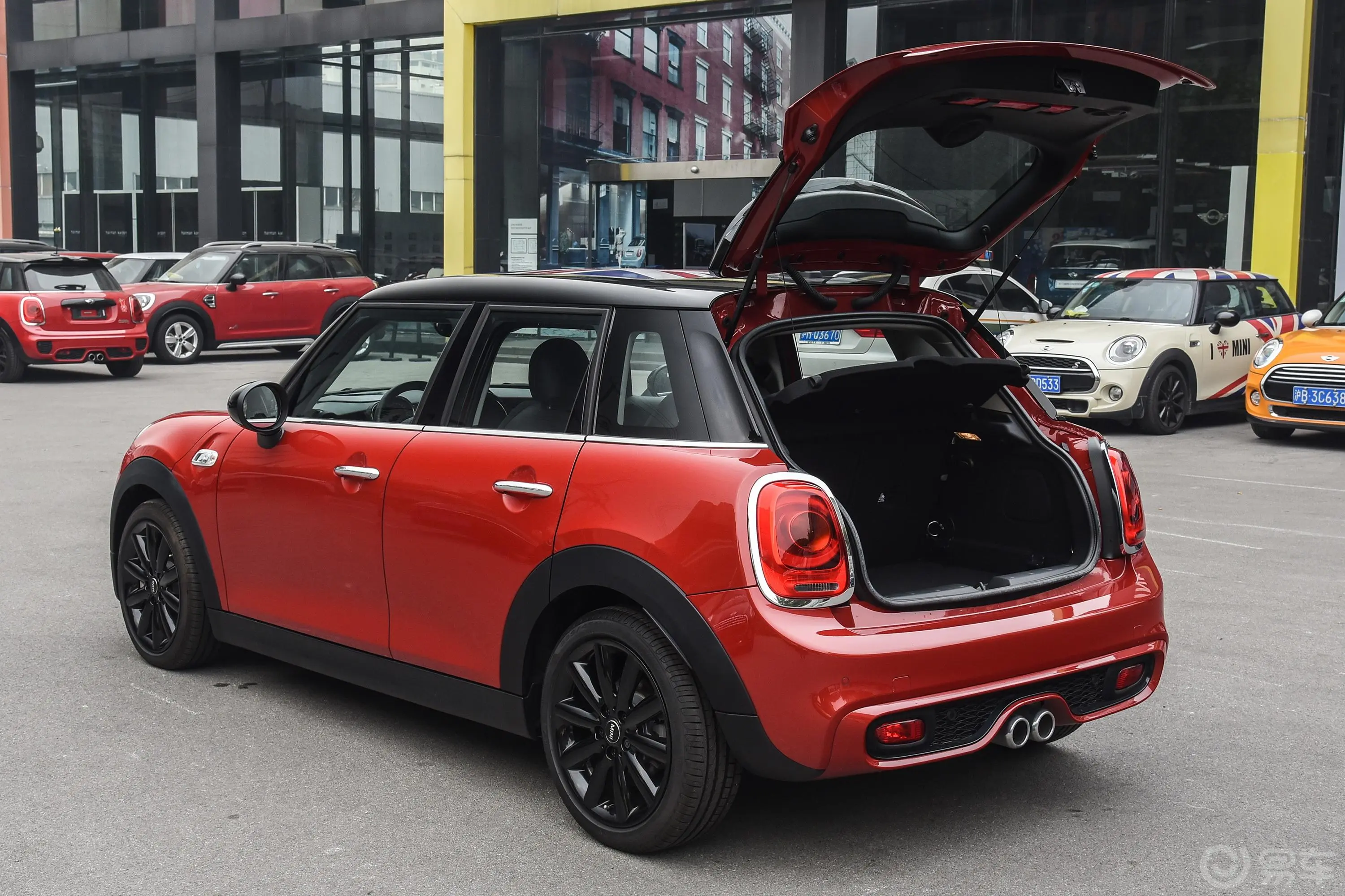 MINI2.0T COOPER S 手自一体 先锋派 五门版空间