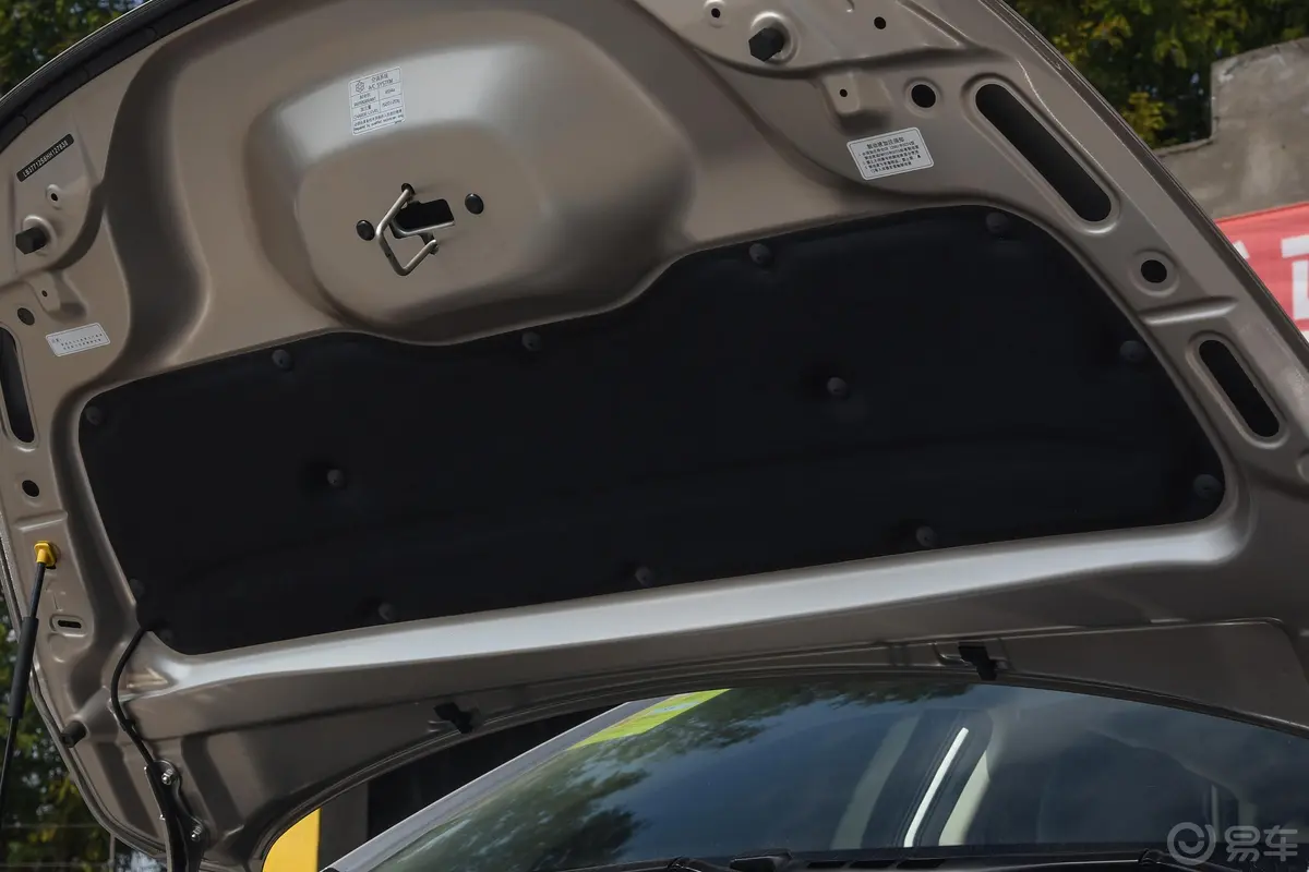 帝豪GS运动版 1.3T 双离合 领尚版发动机舱盖内侧